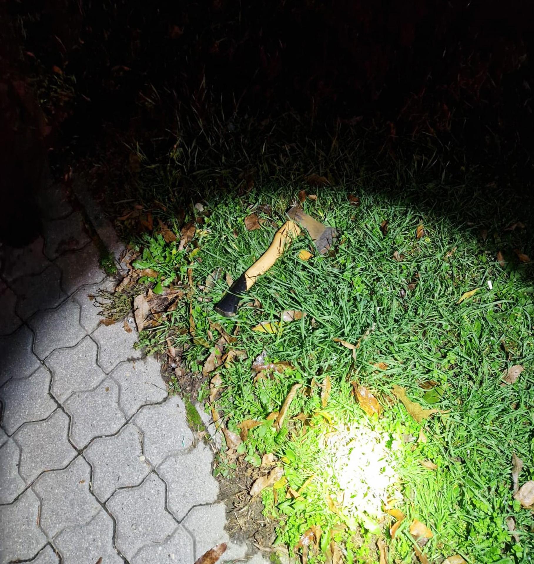 Bratislavčanov vystrašil muž so sekerou.