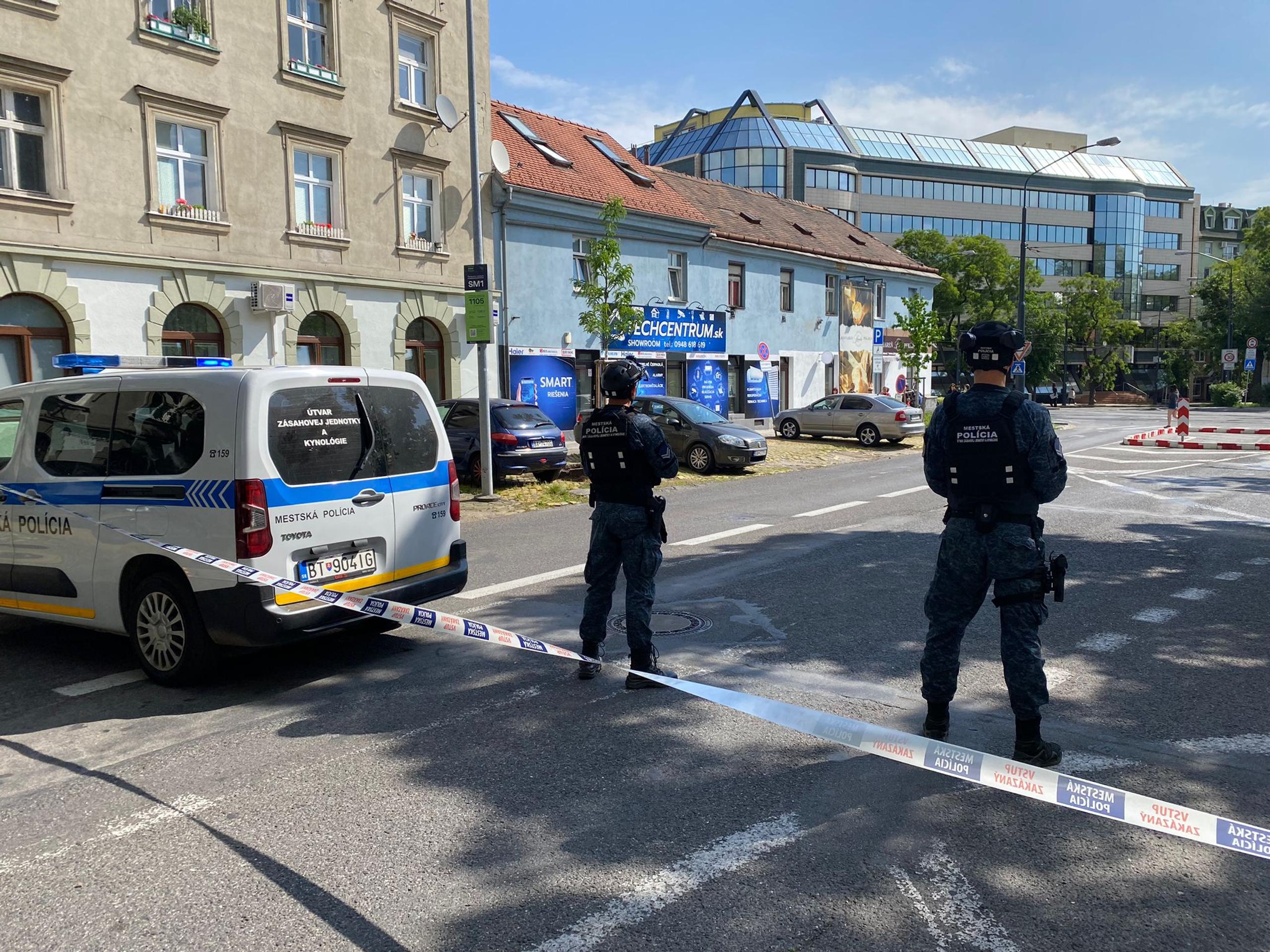 Na Technickej univerzite v Bratislave zasahujú policajti.