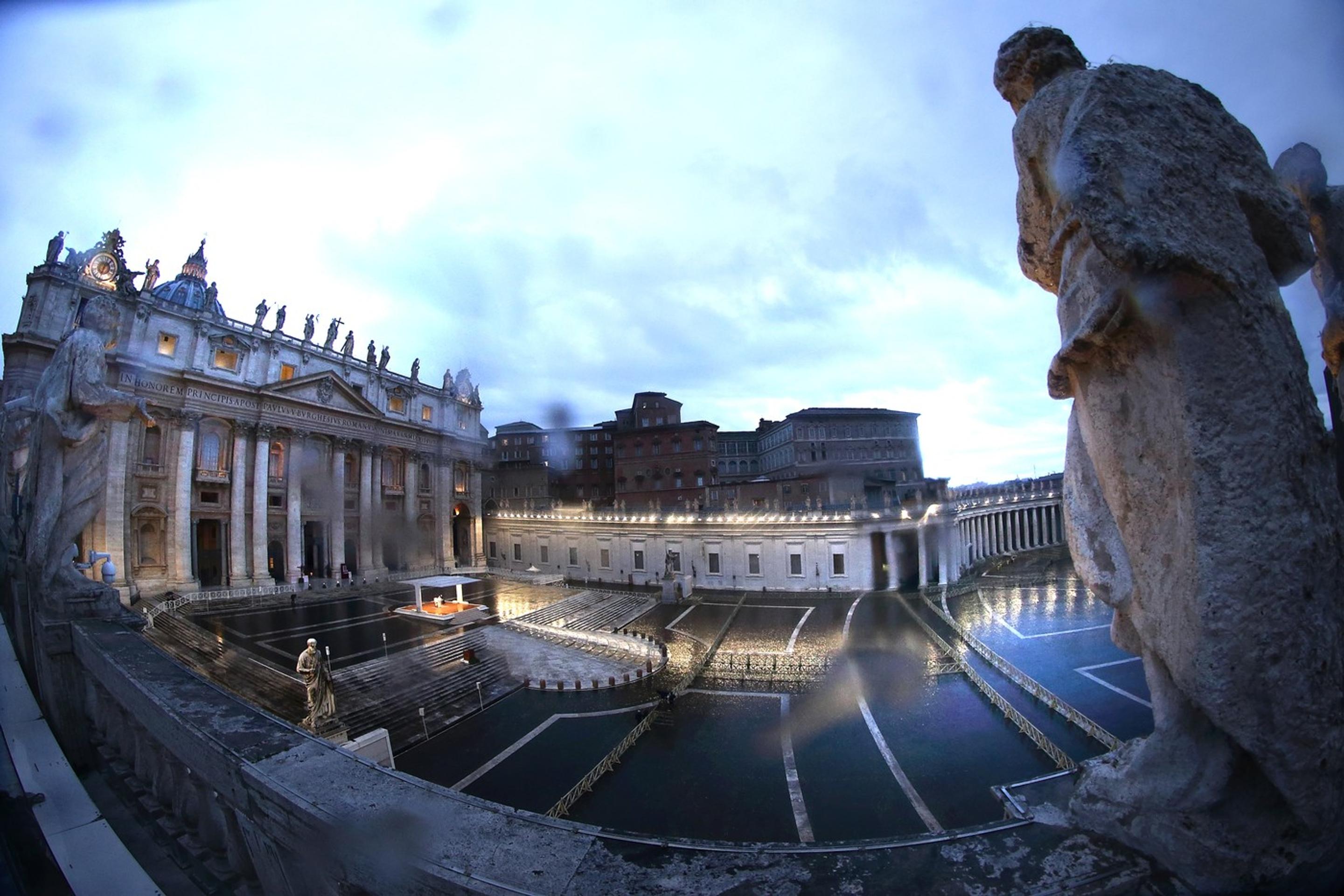 Pápež František sa modlil počas pandémie na prázdnom a daždivom Námestí svätého Petra (27. 3. 2020).