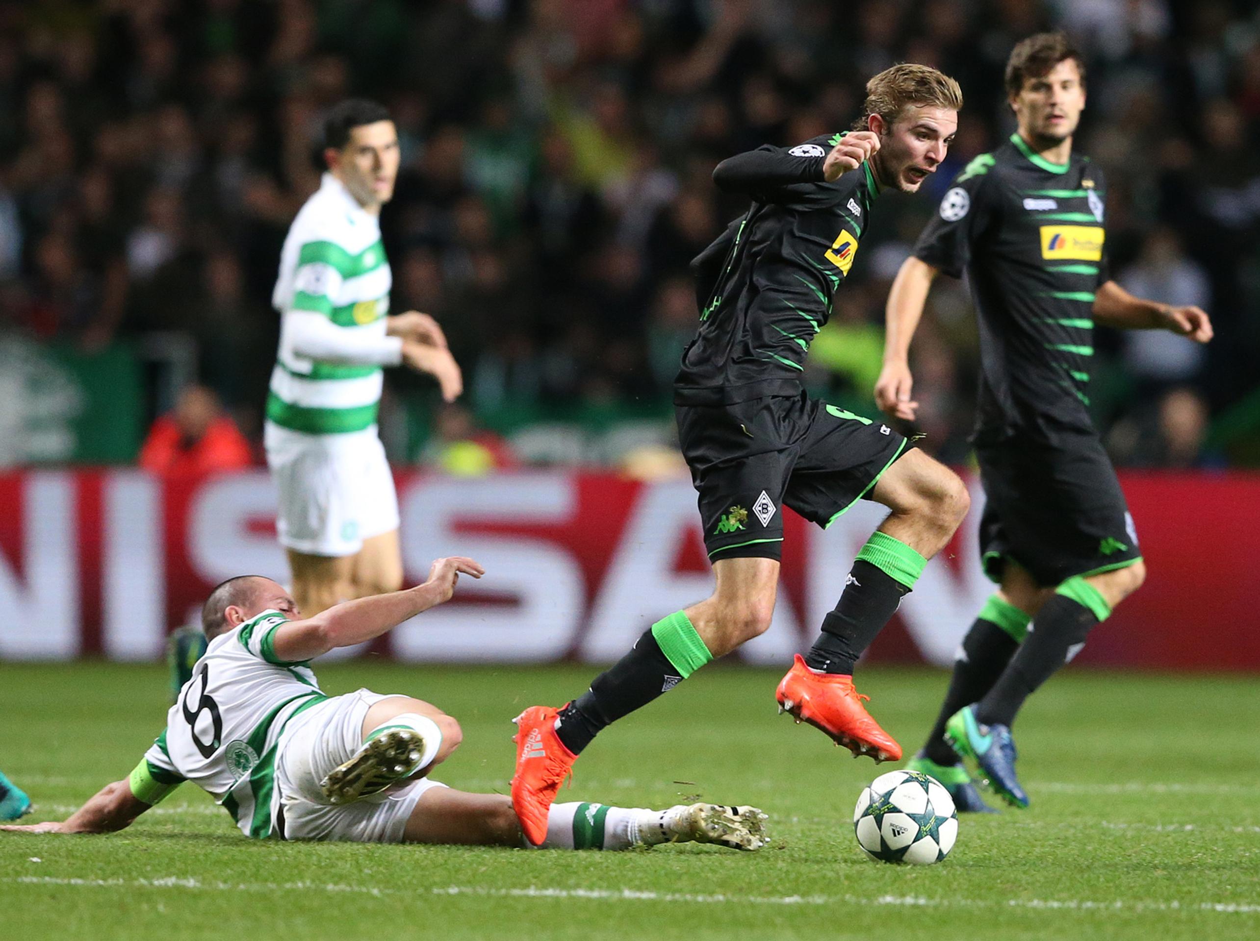 Scott Brown (na zemi) zo Celticu fauluje Mahmouda Dahouda z Monchengladbachu