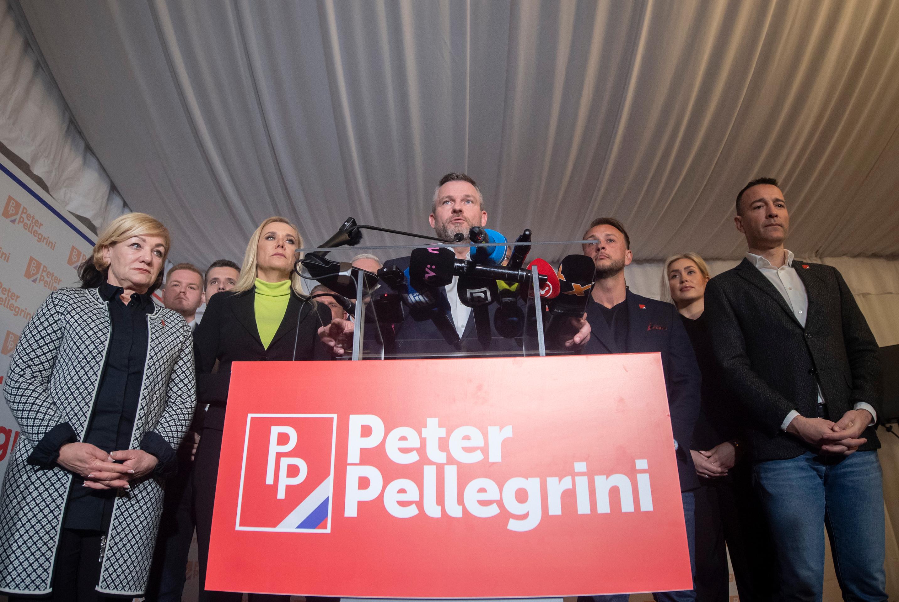 Kandidát na prezidenta SR Peter Pellegrini (uprostred) reaguje na predbežné neoficiálne výsledky po sčítaní 98 percent hlasov vo svojej volebnej centrále.