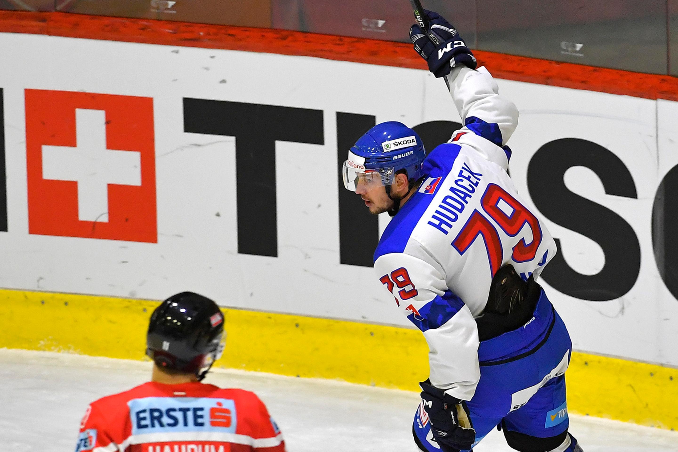 Libor Hudáček oslavuje gól proti Rakúsku na Švajčiarskom pohári.