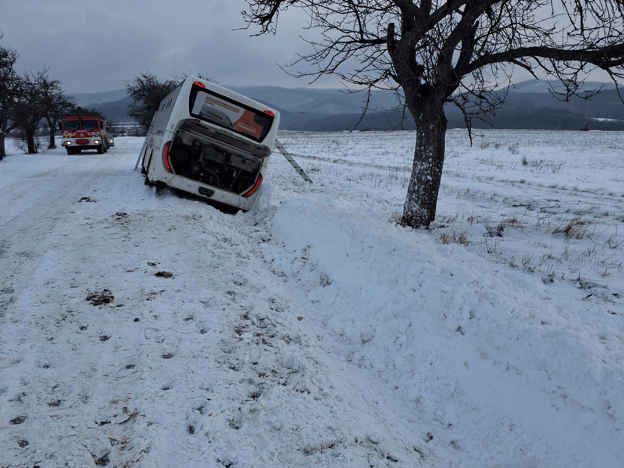 Deti uviazli v autobuse.