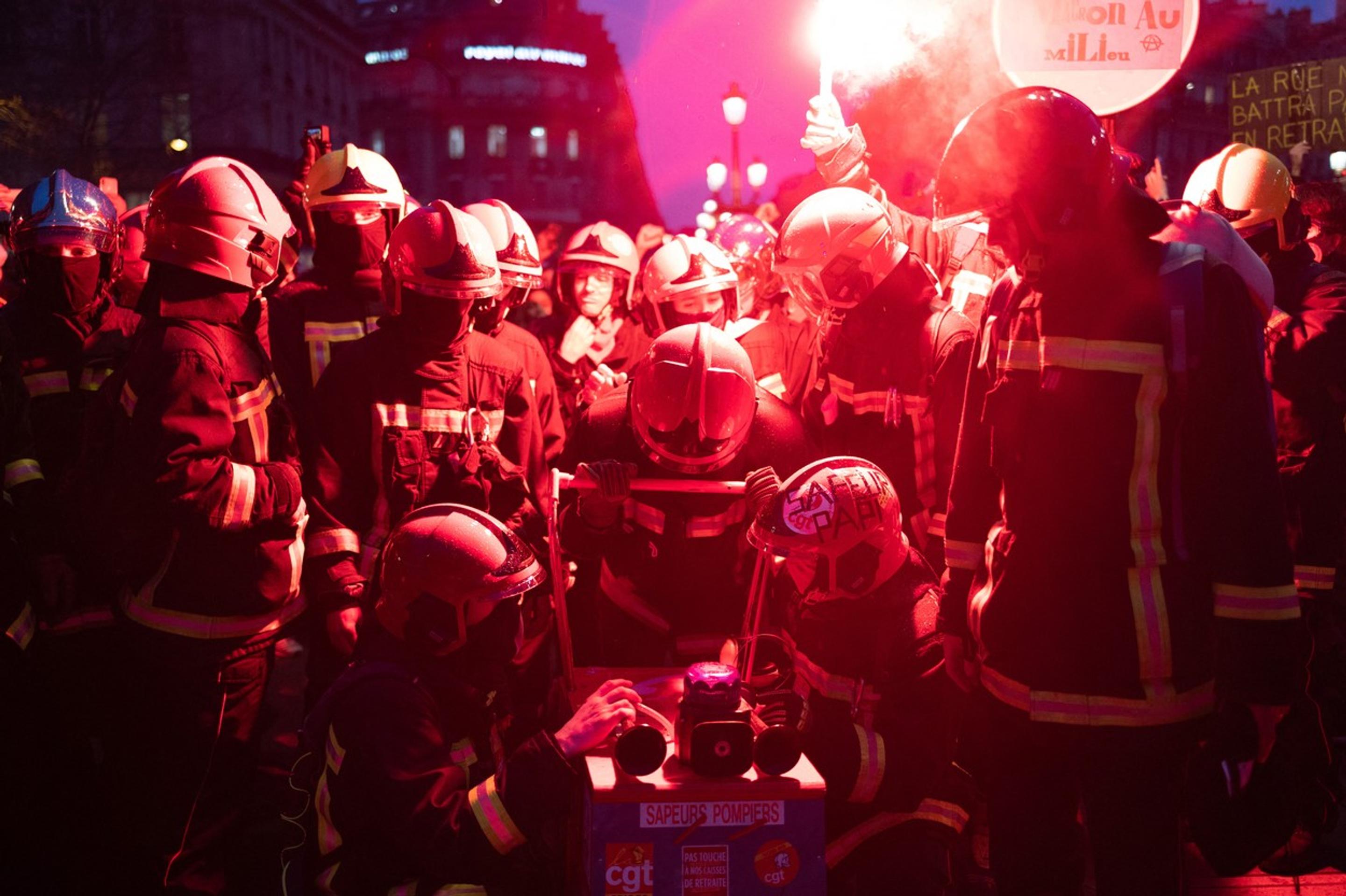 Hasiči zasahujú počas protestov v Paríži.