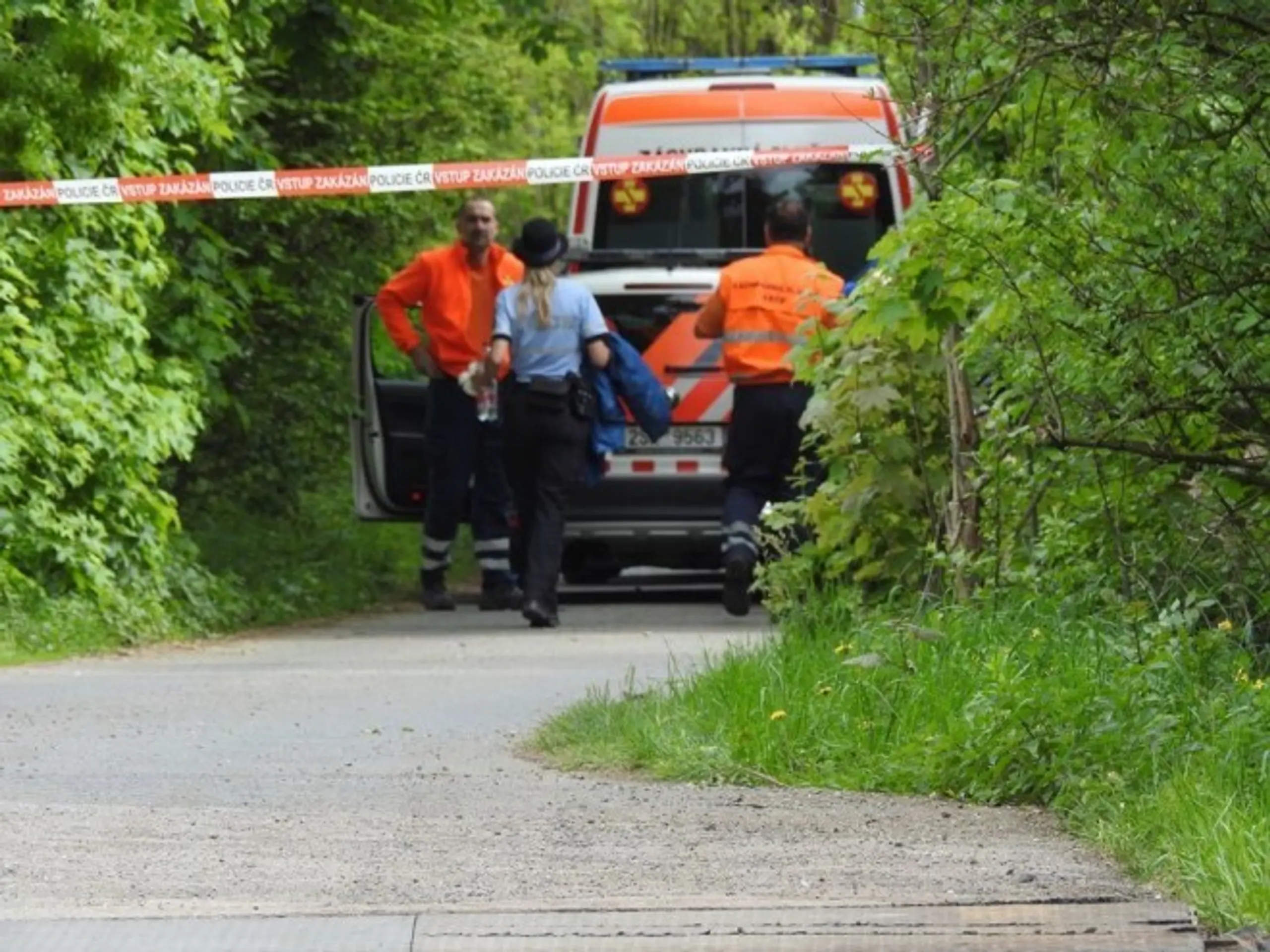 Privolaní policajti našli na mieste telo mladého muža. 