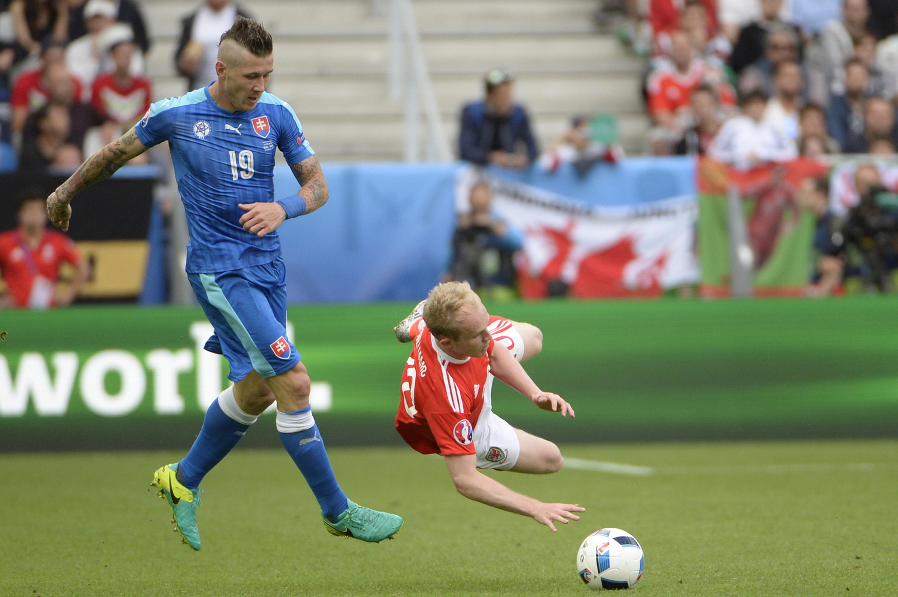 V nekompromisnom súboji o loptu Juraj Kucka (v modrom) a Jonathan Williams počas zápasu na ME.