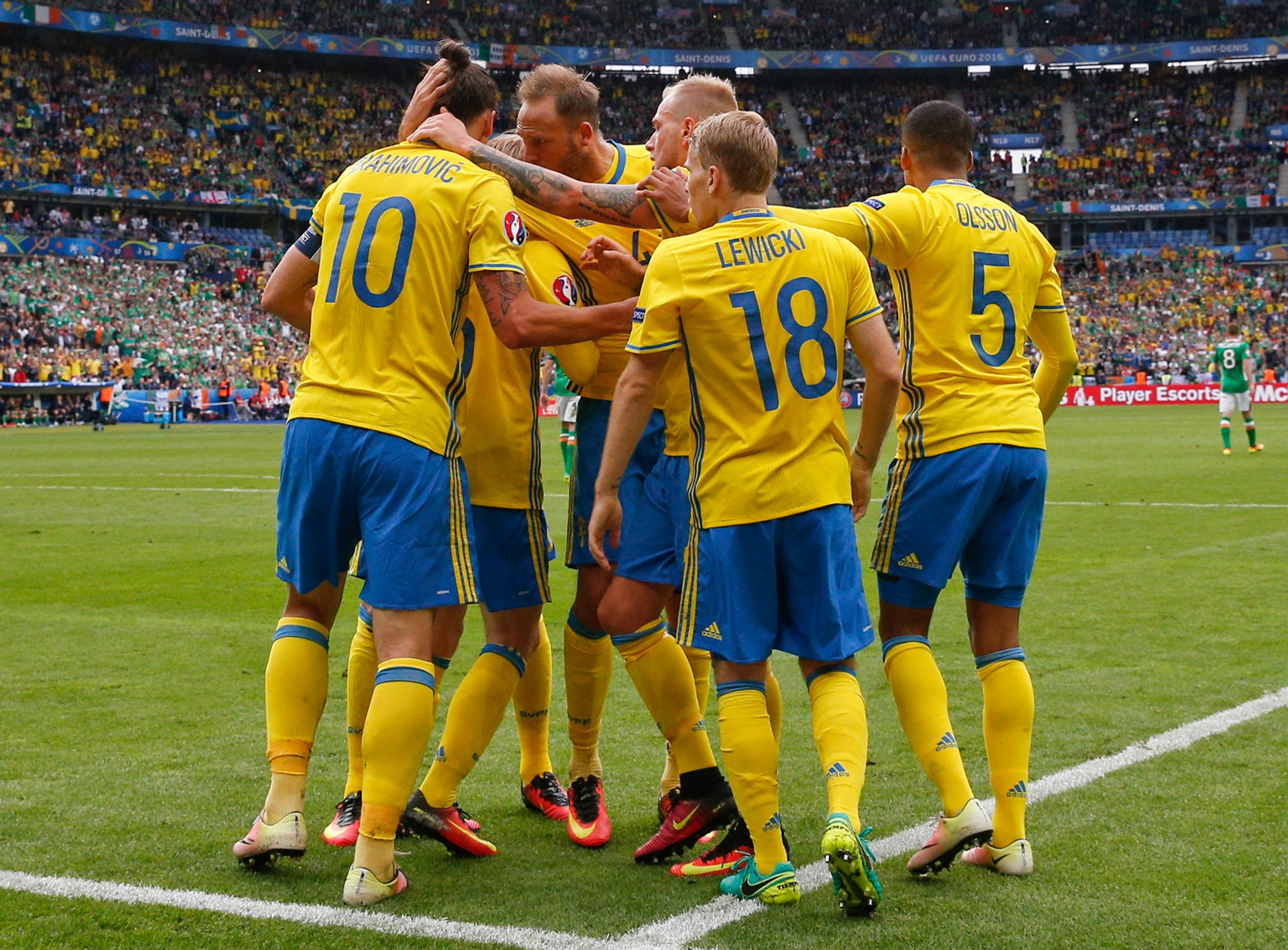 Švédske klbko radosti po vyrovnaní na 1:1 v súboji proti Írsku na ME vo Francúzsku.