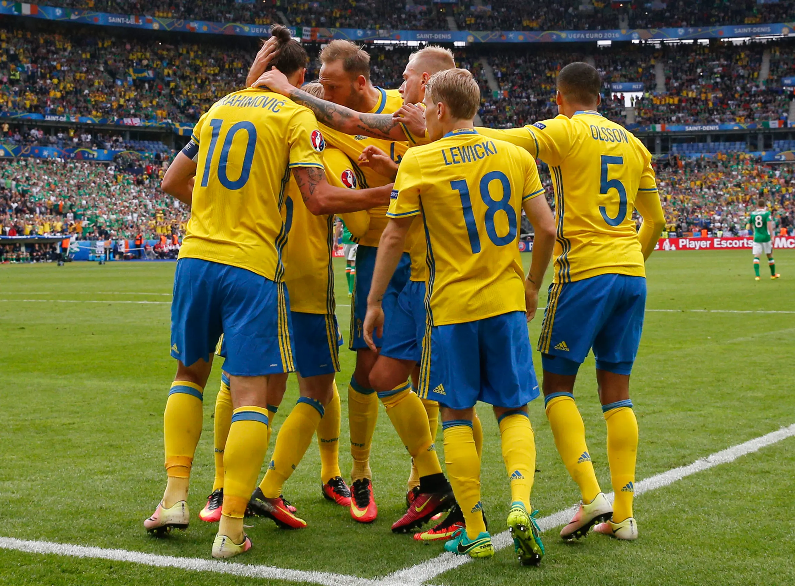 Švédske klbko radosti po vyrovnaní na 1:1 v súboji proti Írsku na ME vo Francúzsku.