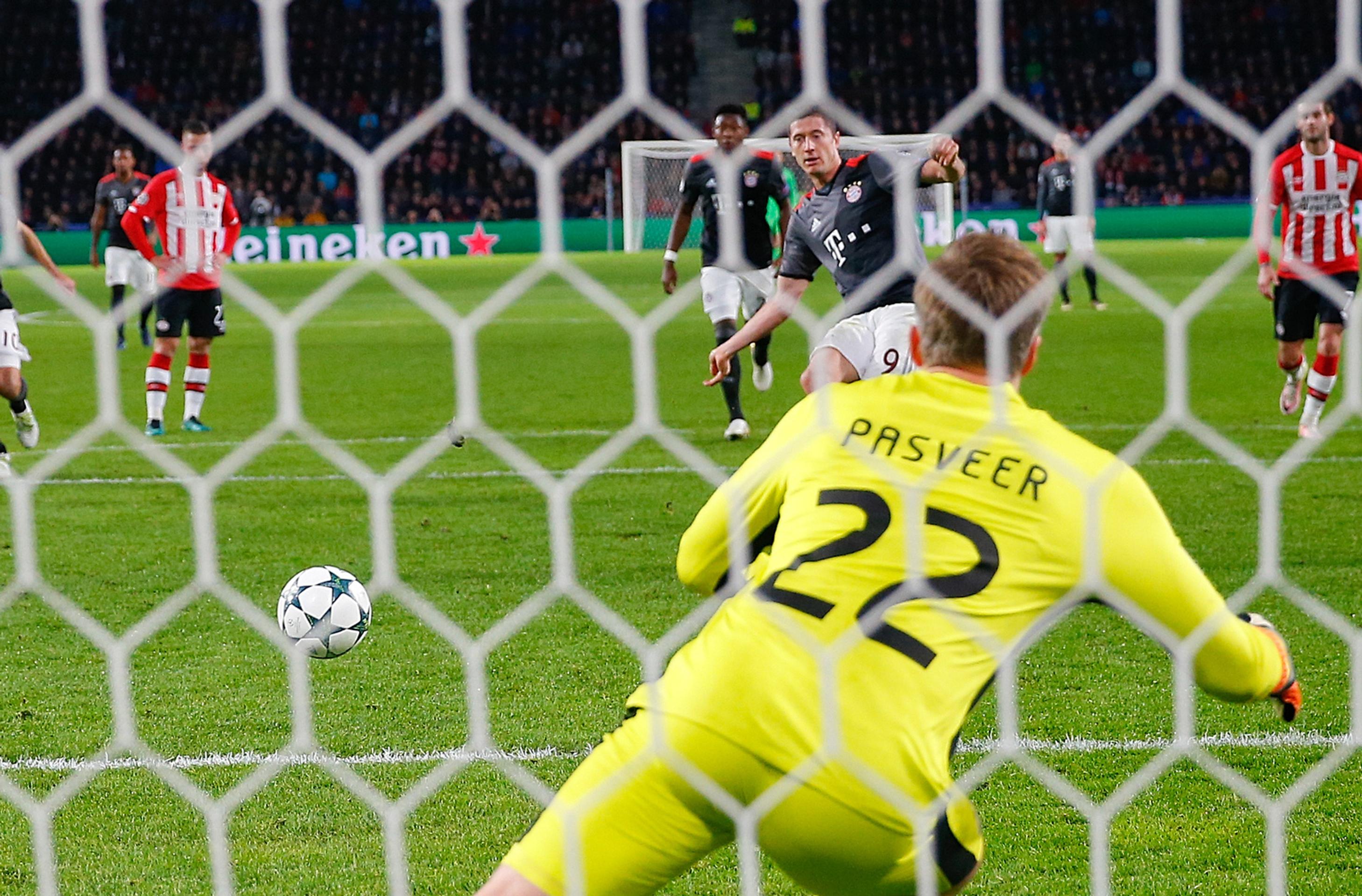 Robert Lewandowski (Bayern) premieňa pokutový kop proti PSV Einhoven.