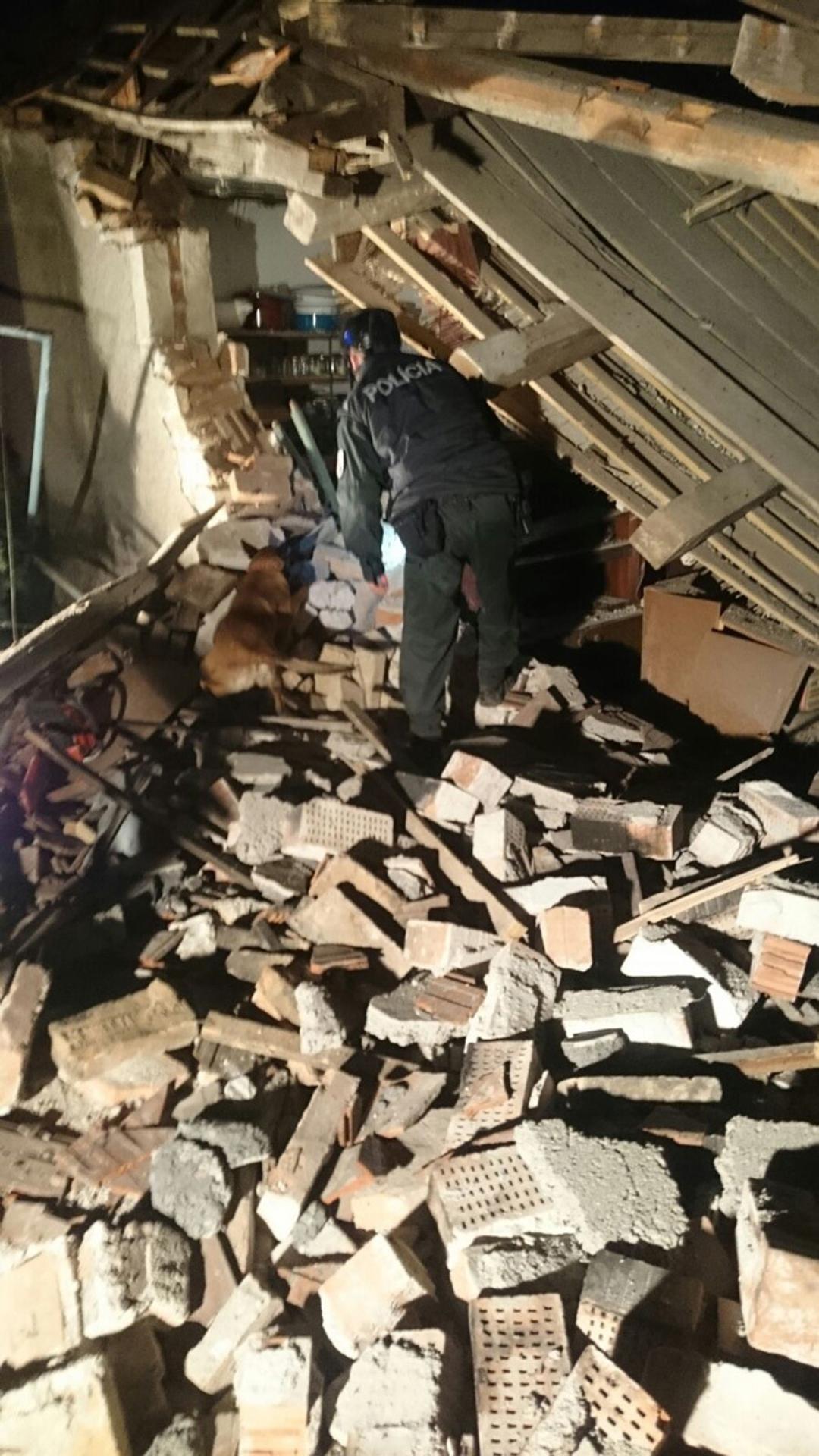 Policajný pes hľadá majiteľa domu po výbuchu prístavby domu v Košolnej.