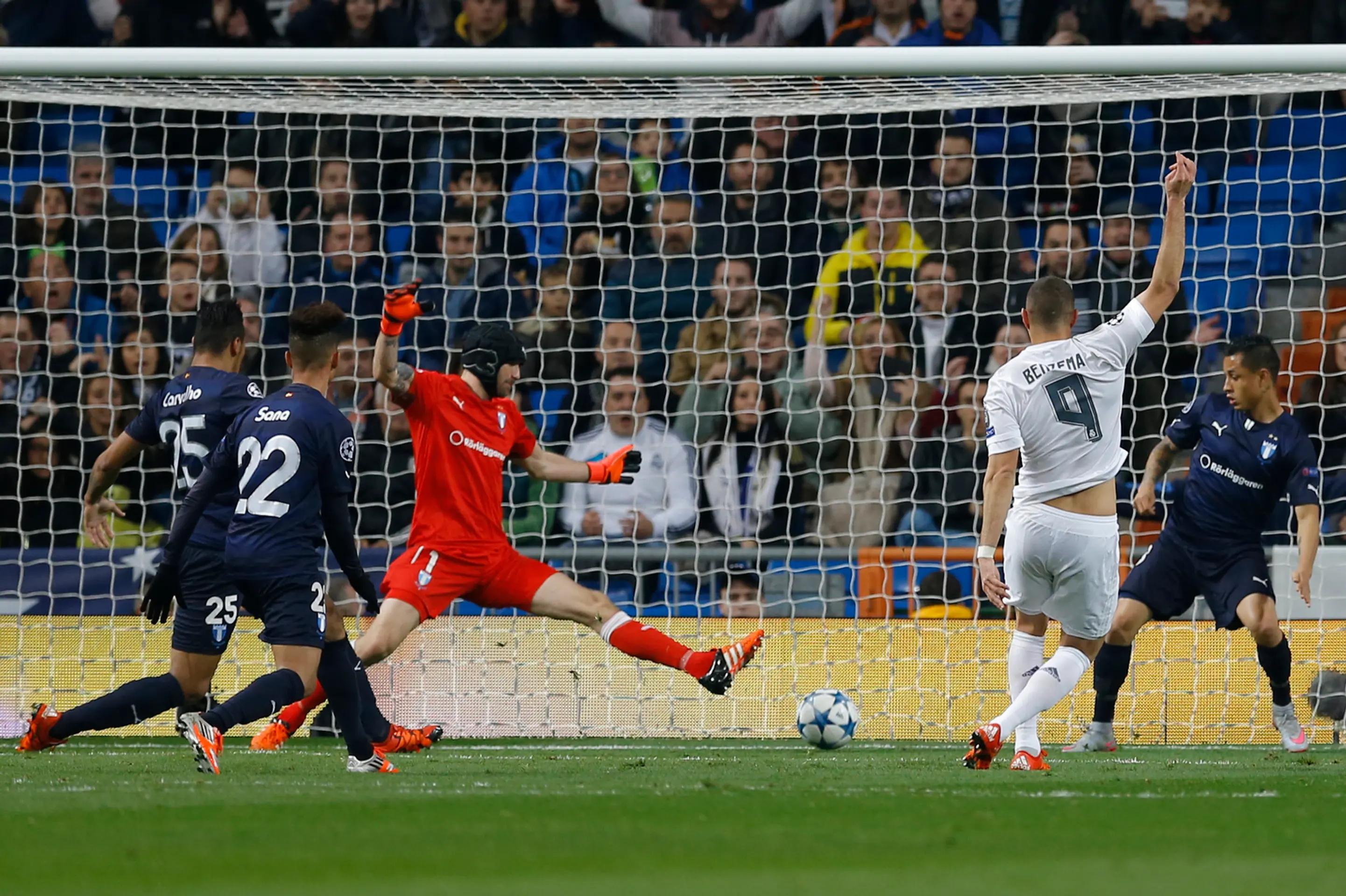 Na snímke utočník Realu Karim Benzema (vpravo) strieľa otvárací gól