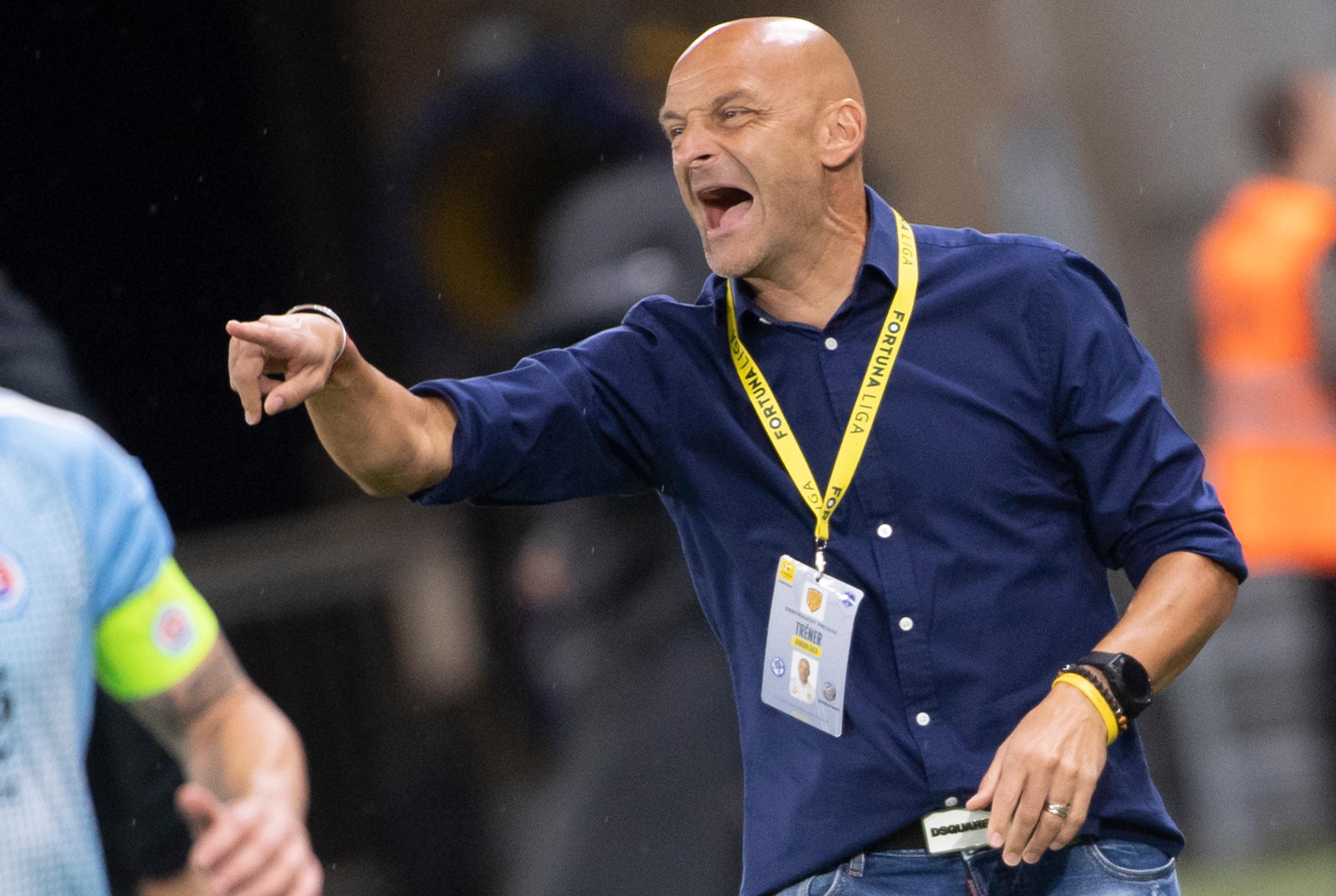 Tréner futbalistov Dunajskej Stredy Adrián Guľa gestikuluje v zápase 8. kola Fortuna ligy na pôde Slovana.