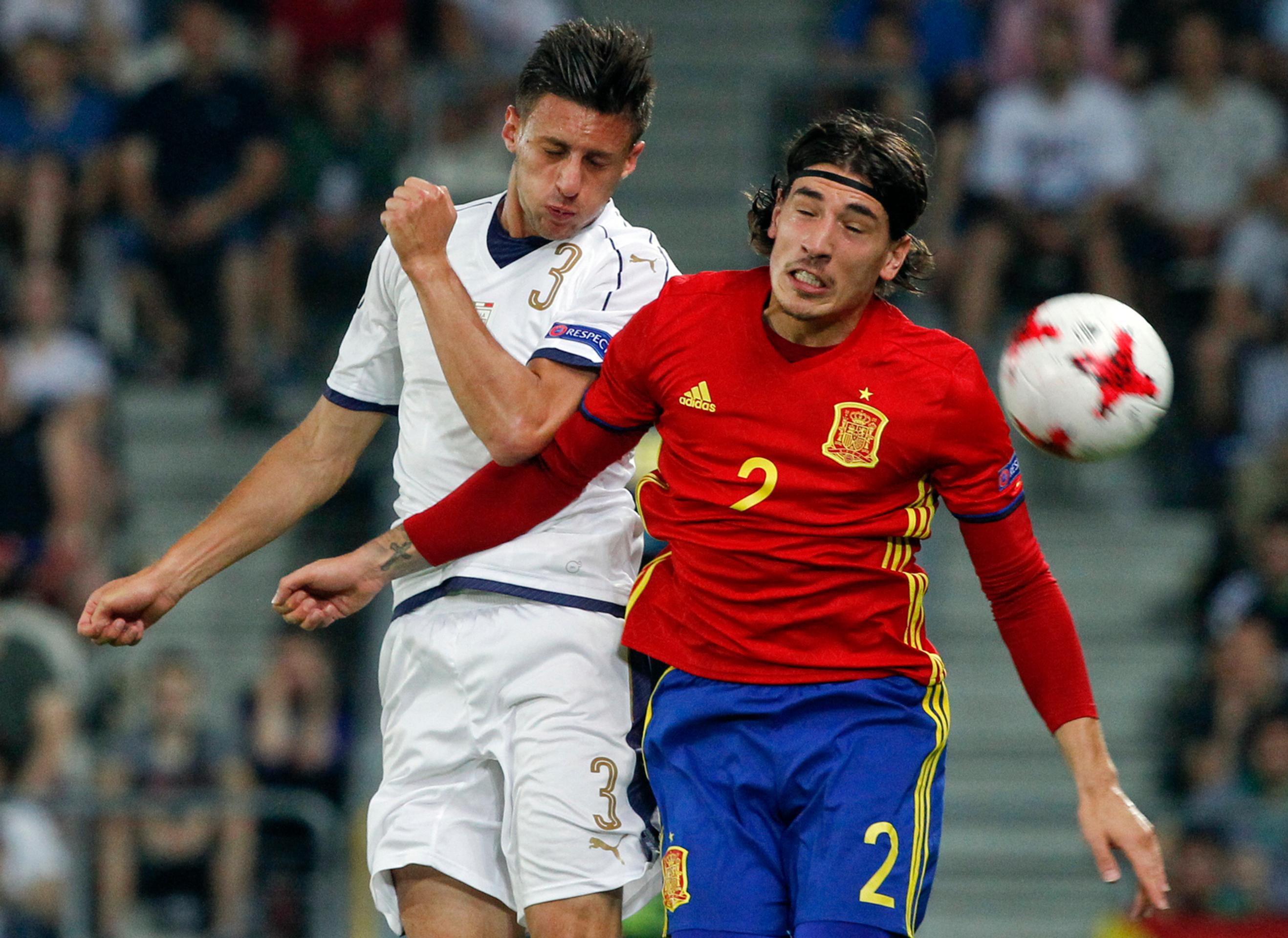 Talian Antonio Barreca (vľavo) v súboji so španielskym bekom Hectorom Bellerínom v semifinále ME 21.