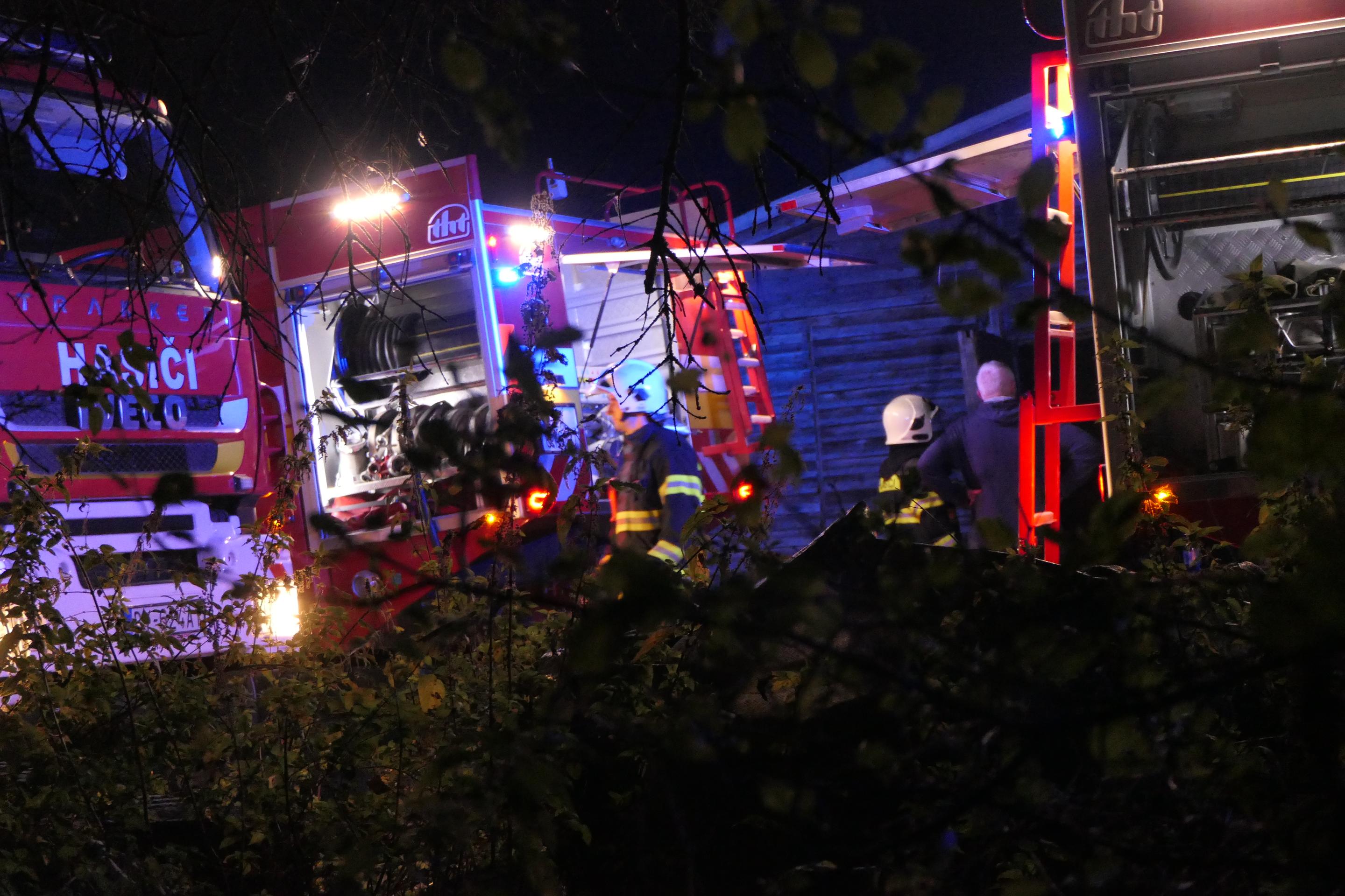 Hasiči zasahujú po páde lietadla