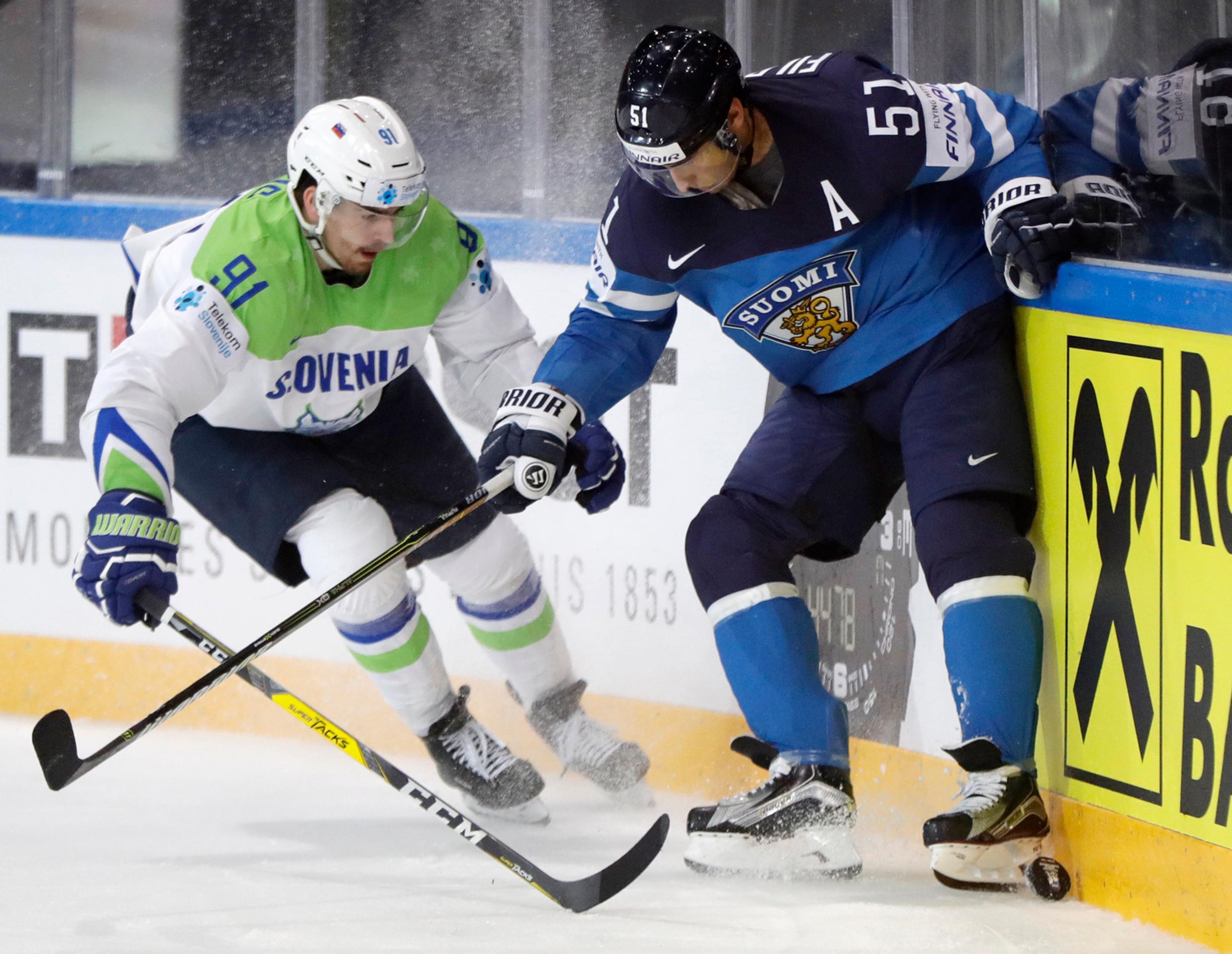 Valtteri Filppula (vpravo) zápasí o puk so Slovincom Mihom Verličom v dueli MS 2017.