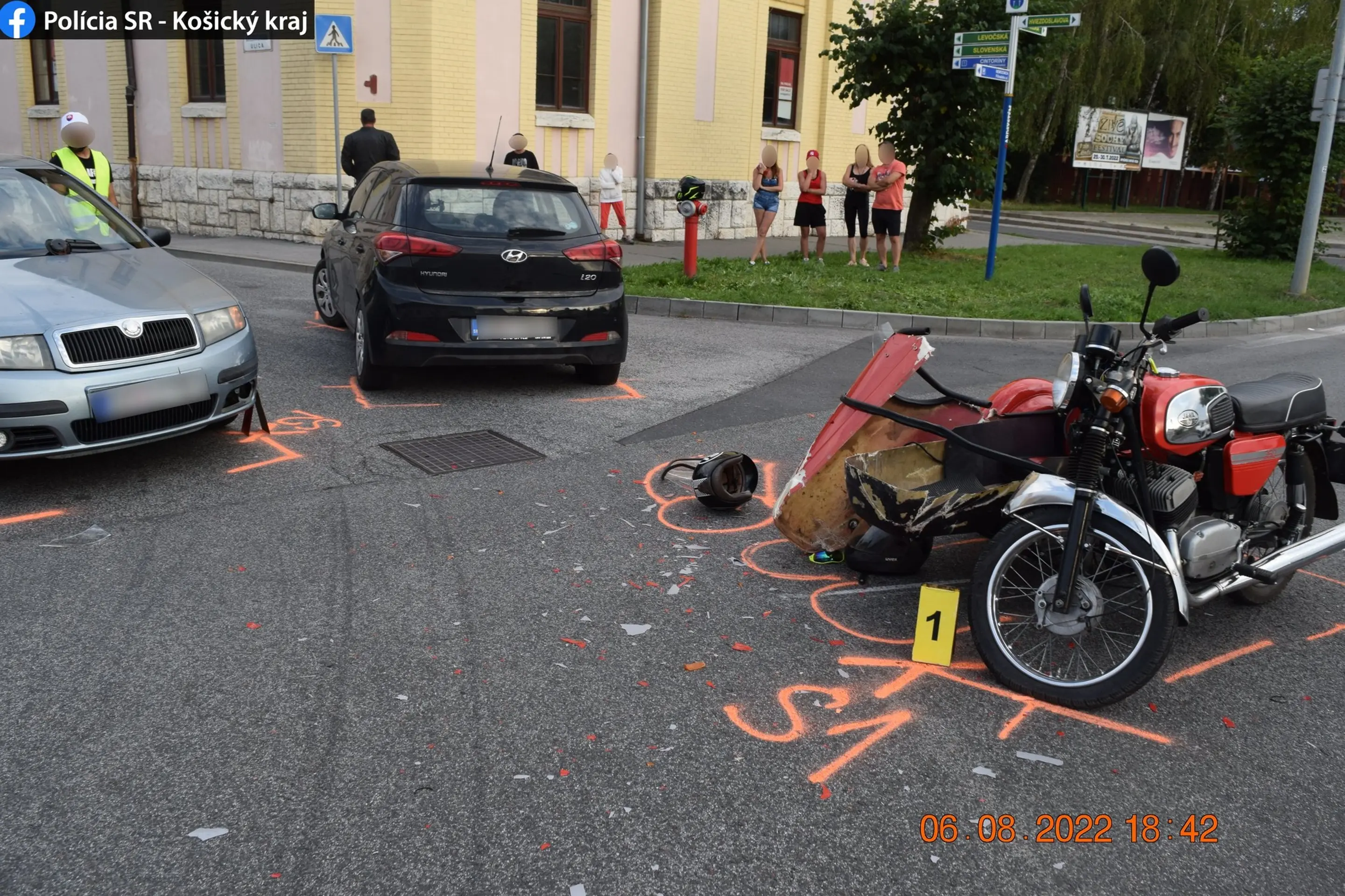 Vážna nehoda auta s motocyklom