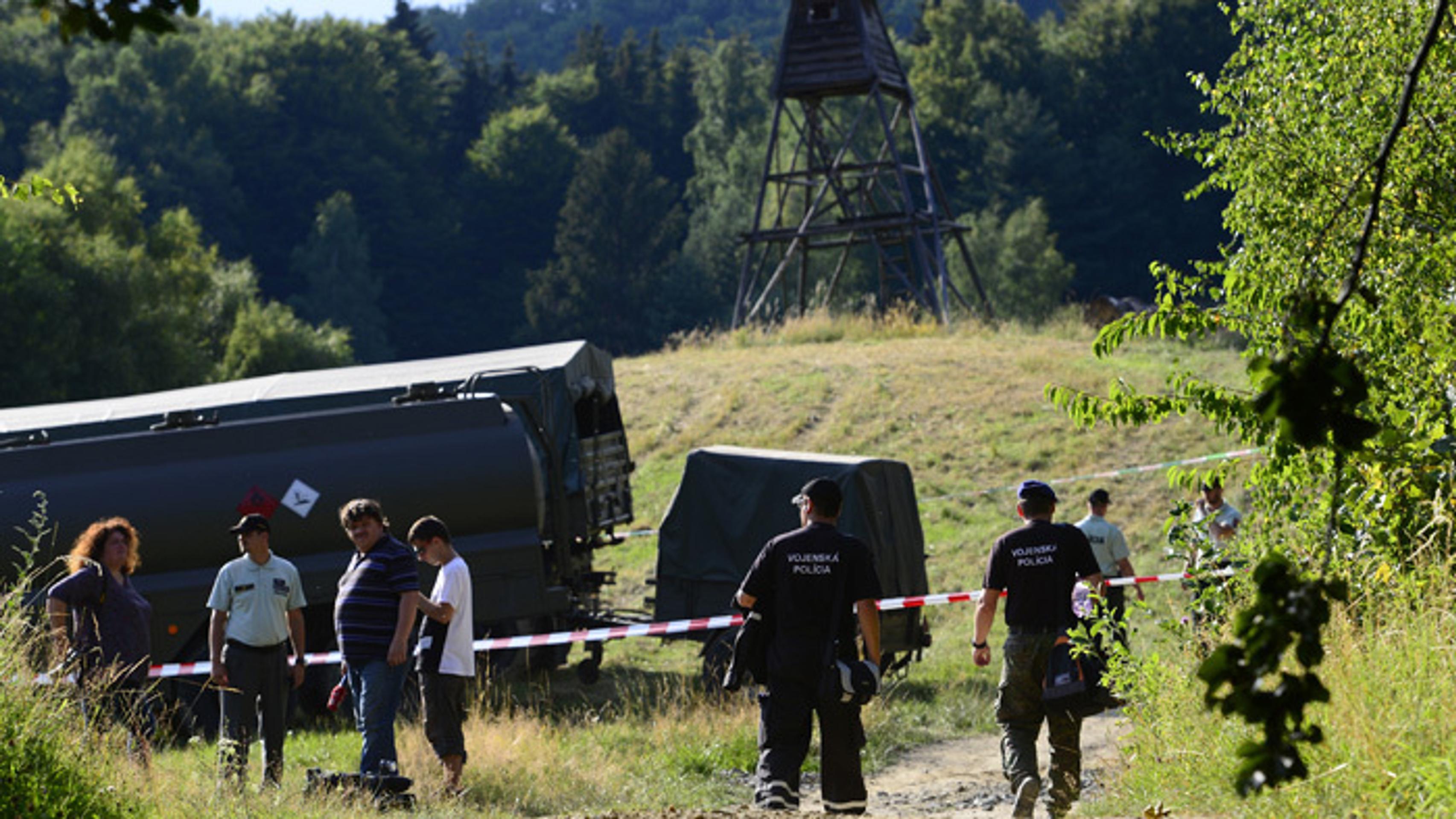 Na snímke policajti vyšetrujú na mieste havarovaného vojenského vrtuľníka, ktorý sa zrútil pri obci Hradisko.