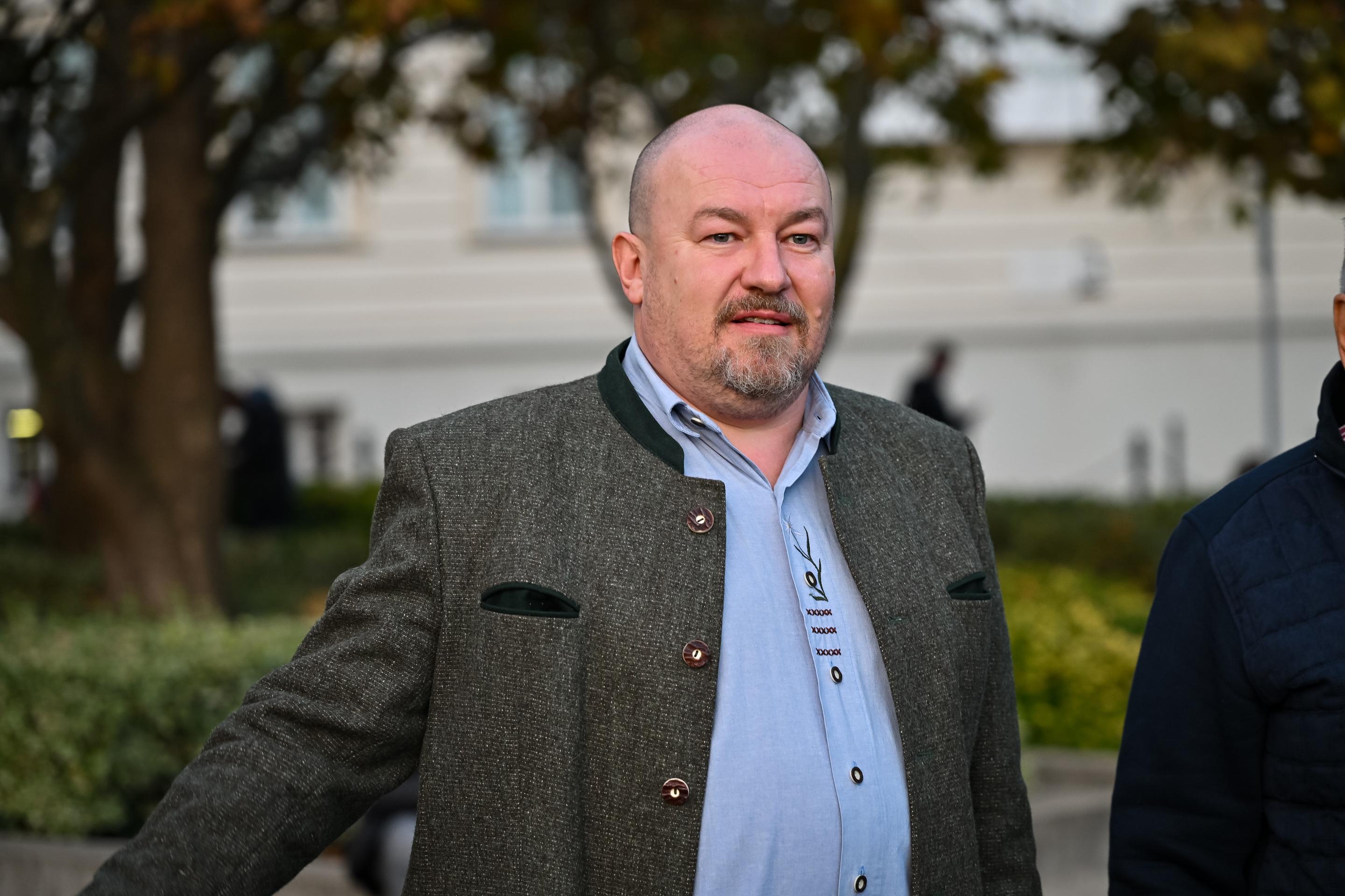 Rudolf Huliak prichádza na verejné zhromaždenie na jeho podporu pred Prezidentským palácom.