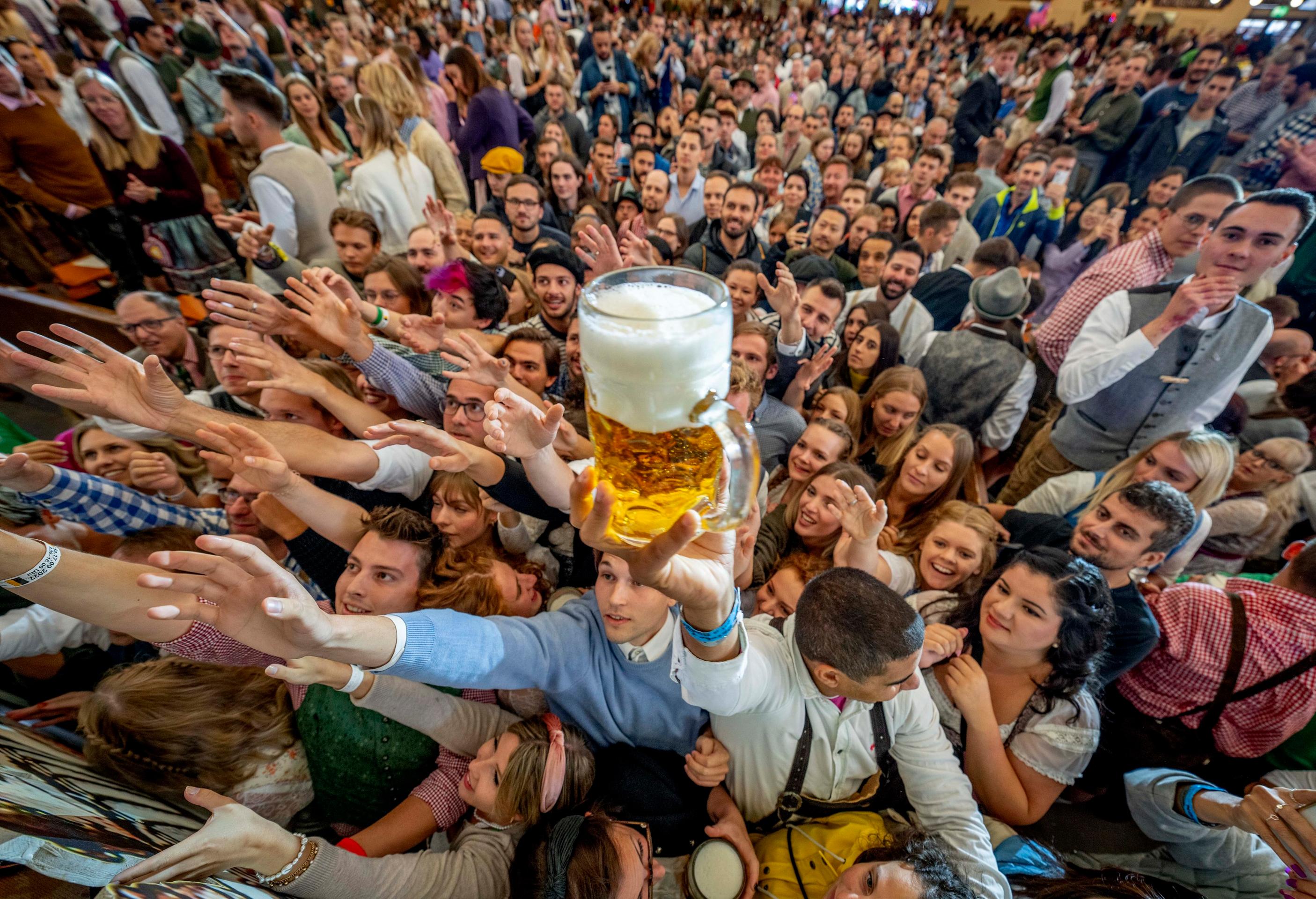 V Mníchove sa po dvojročnej prestávke zavinenej pandémiou koronavírusu začal Oktoberfest.