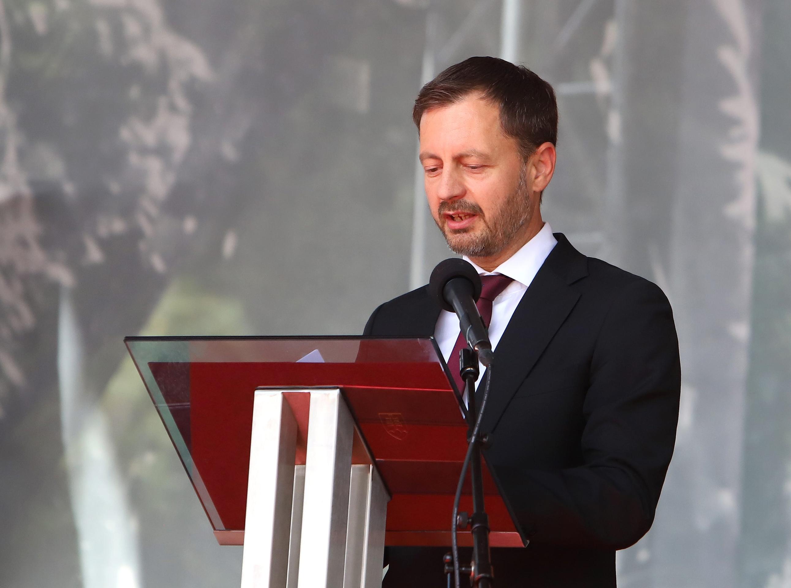 Predseda vlády SR Eduard Heger počas príhovoru na celoštátnych oslavách 78. výročia SNP v areáli Múzea SNP v Banskej Bystrici.