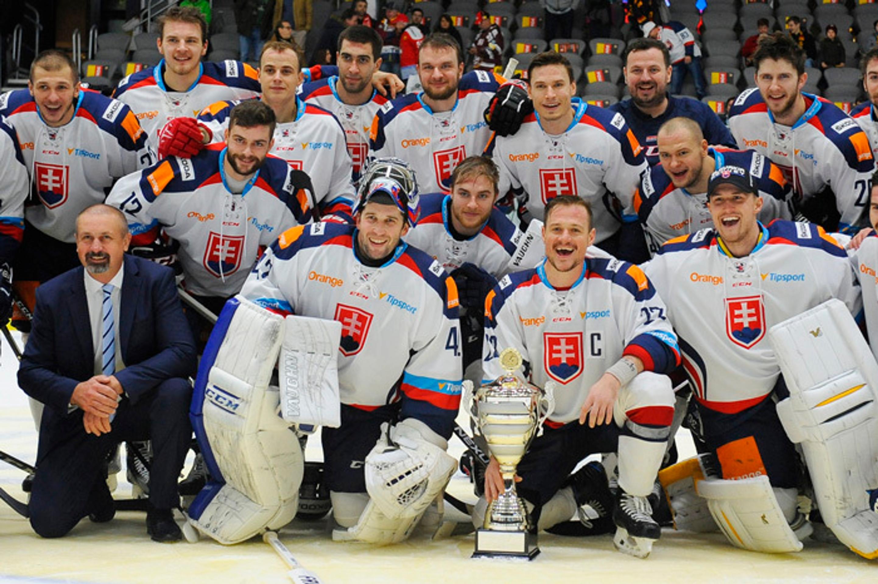 Víťazný tím na Nemeckom pohári s trénerom Zdenom Cígerom.