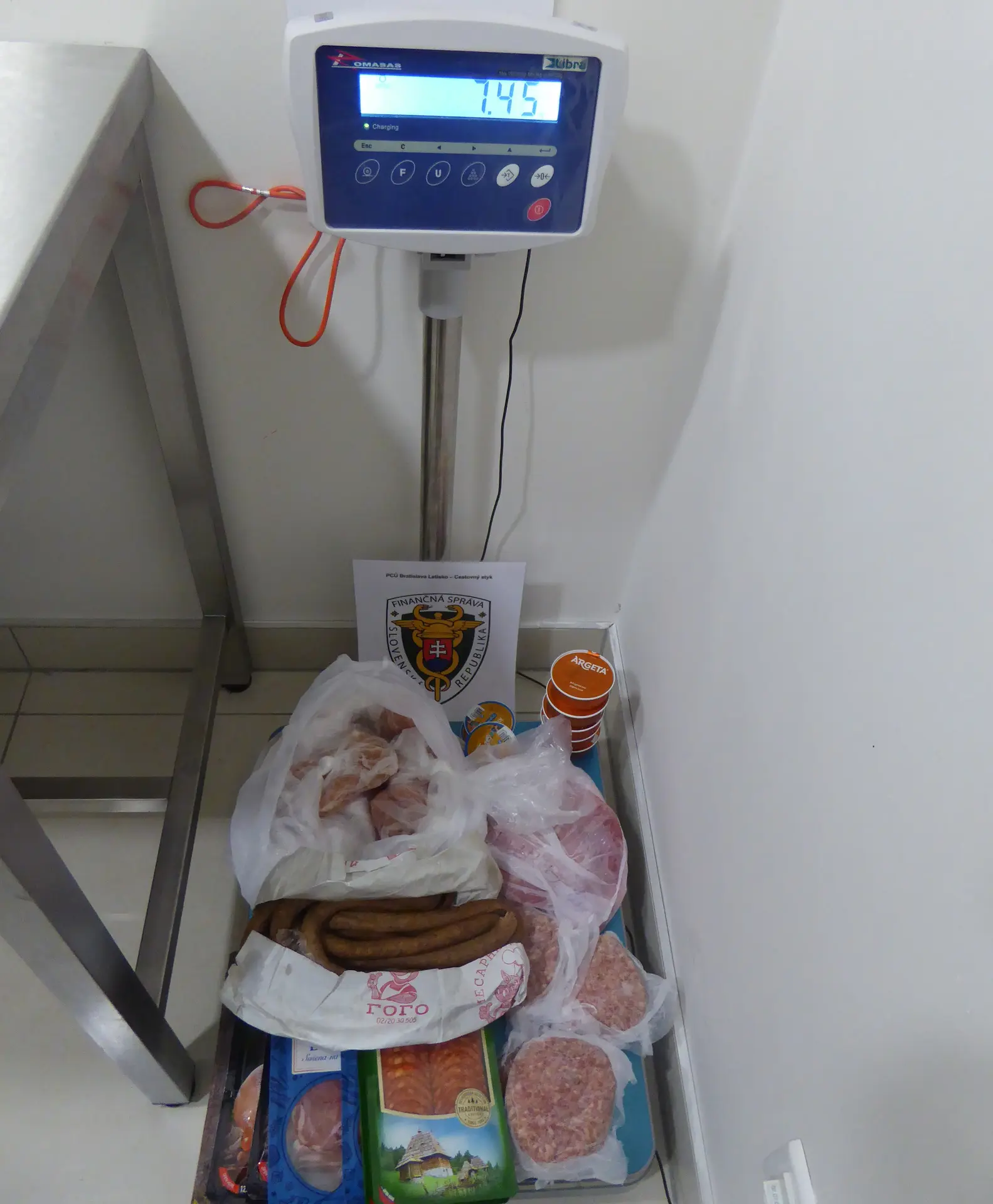 Veci zadržané na letisku v Bratislave. 