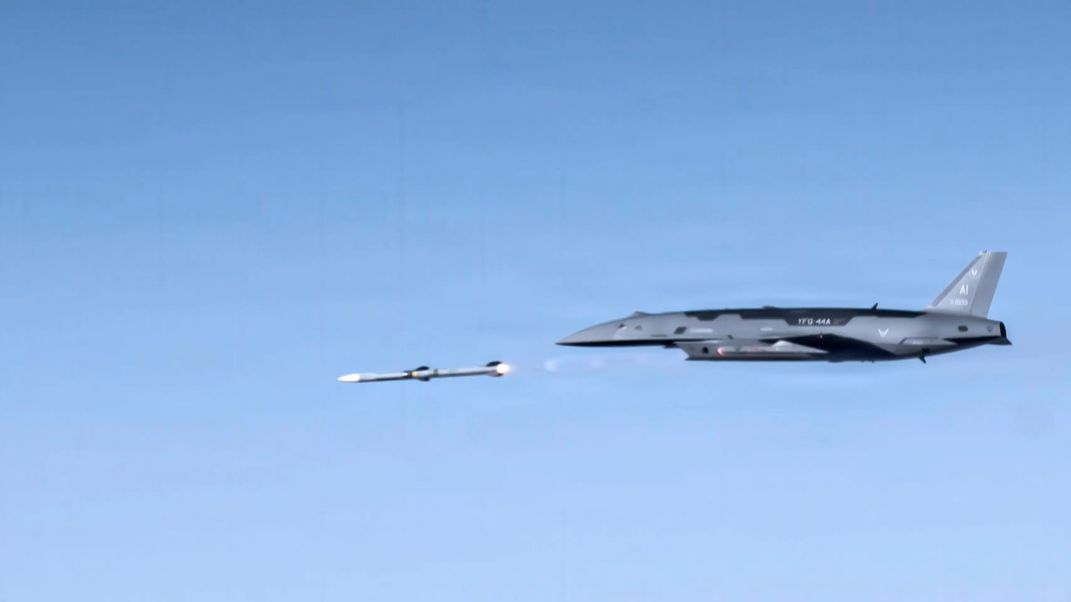 Bezpilotná stíhačka YFQ-44A Fury.