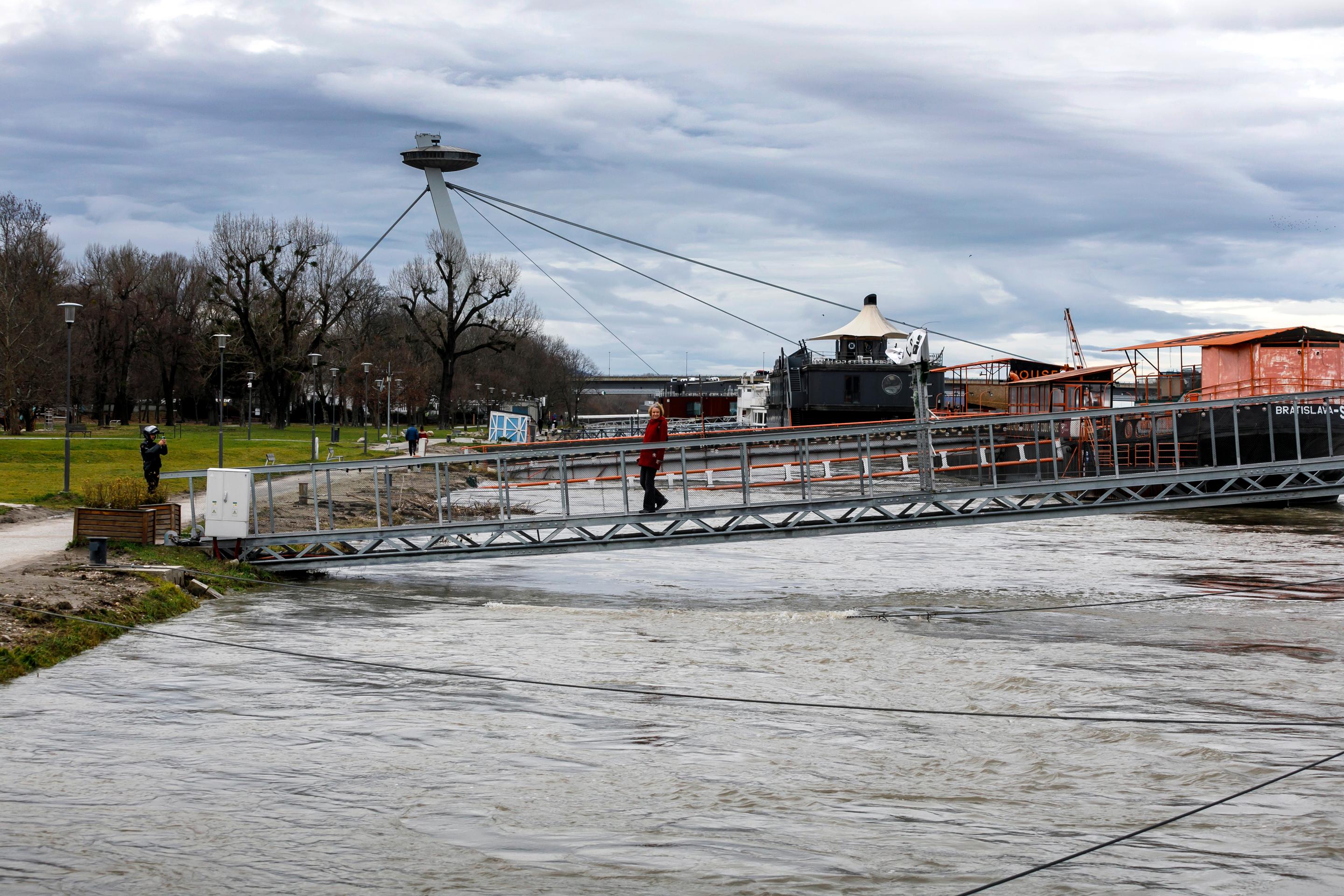Pohľad na vysokú hladinu rieky Dunaj na Tyršovom nábreží v Bratislave.