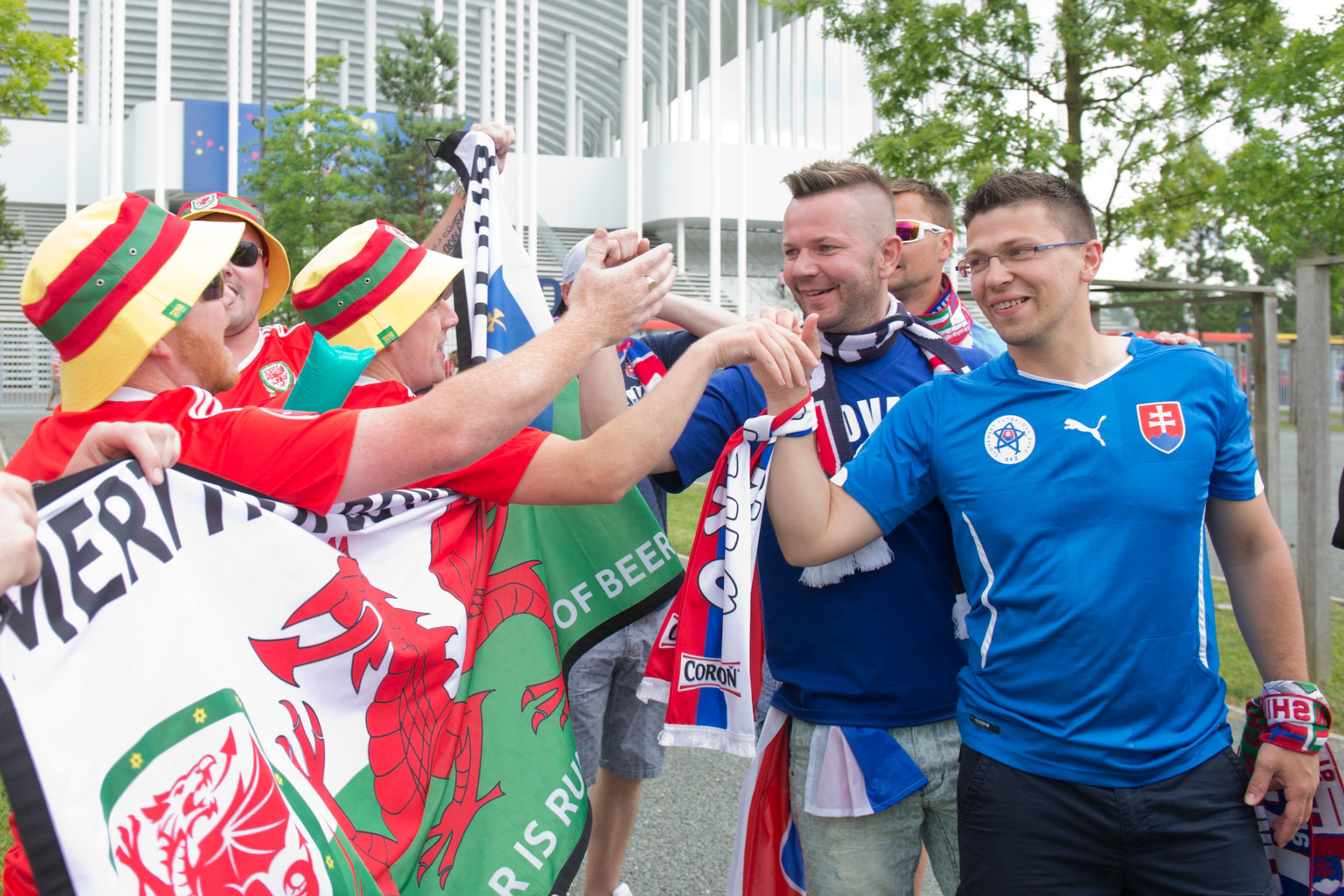 Slovenskí a waleskí fanúšikovia si podávajú ruky pred vzájomným duelom na ME vo futbale vo Francúzsku.