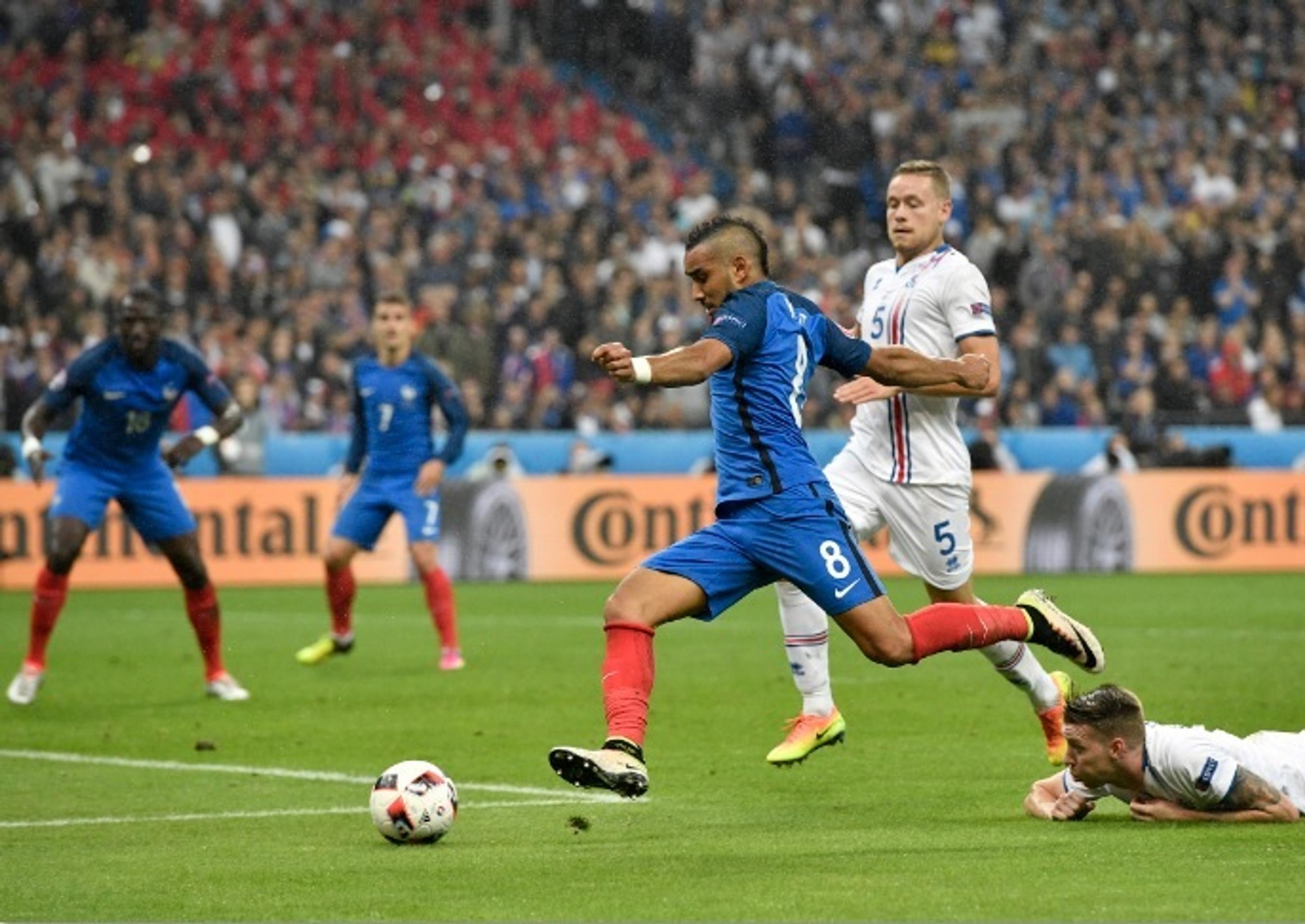 Dimitri Payet strieľa gól do siete Islandu na ME.
