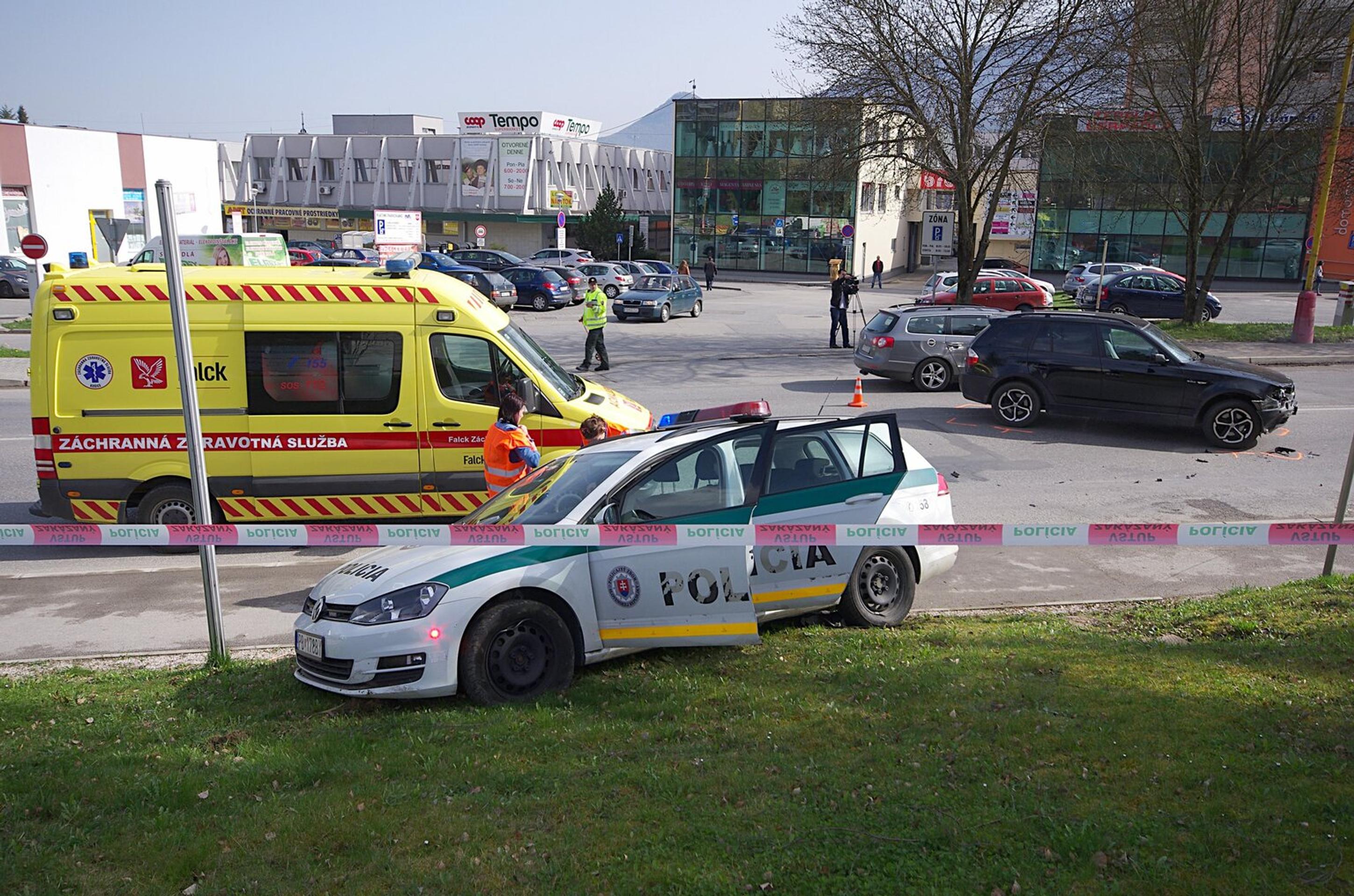Mladá vodička na BMW nabúrala do policajtov
