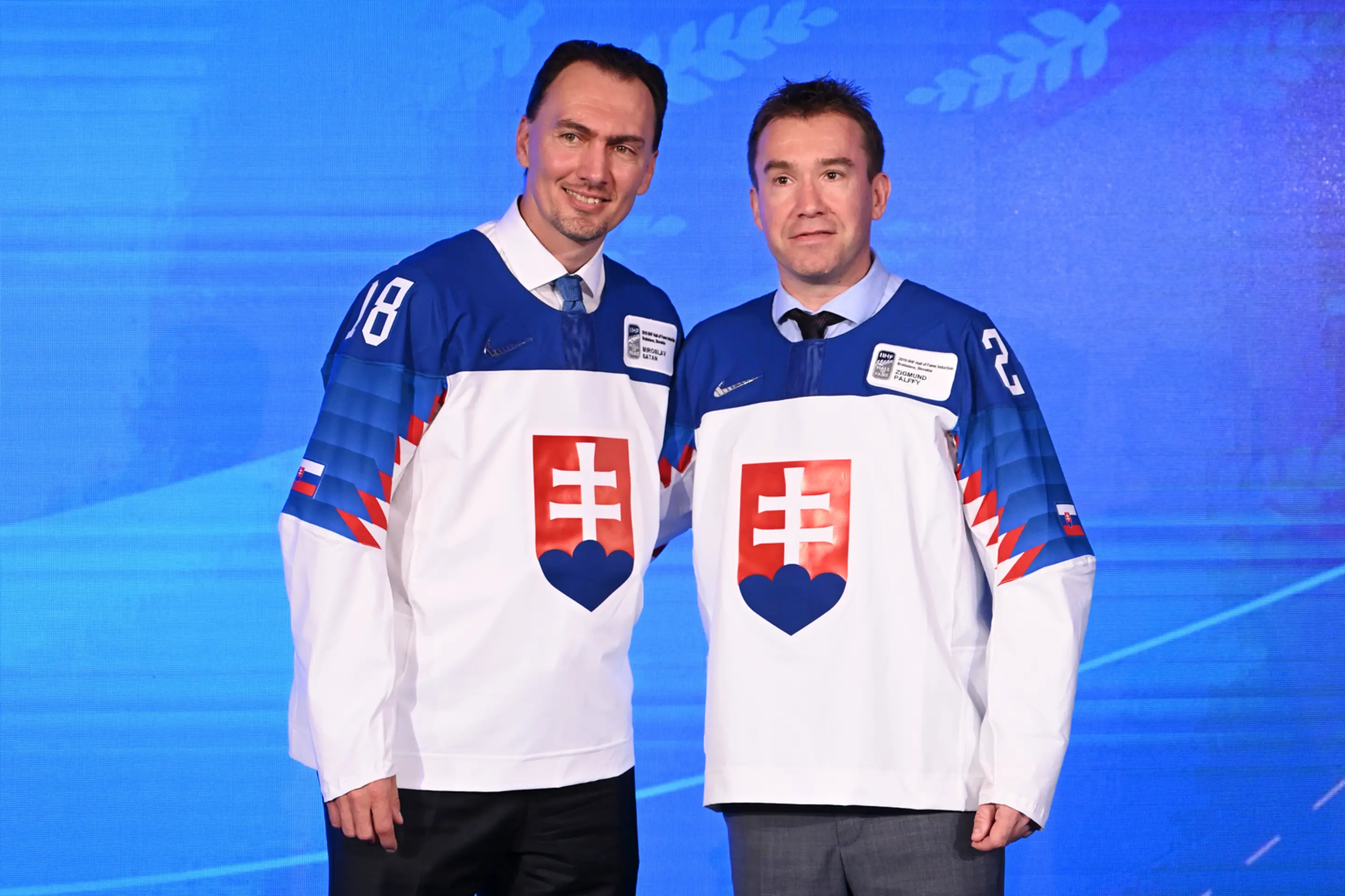 Zľava Fín Jere Sallinen a Kanaďan Matt Murray v súboji vo finále na MS 2019.