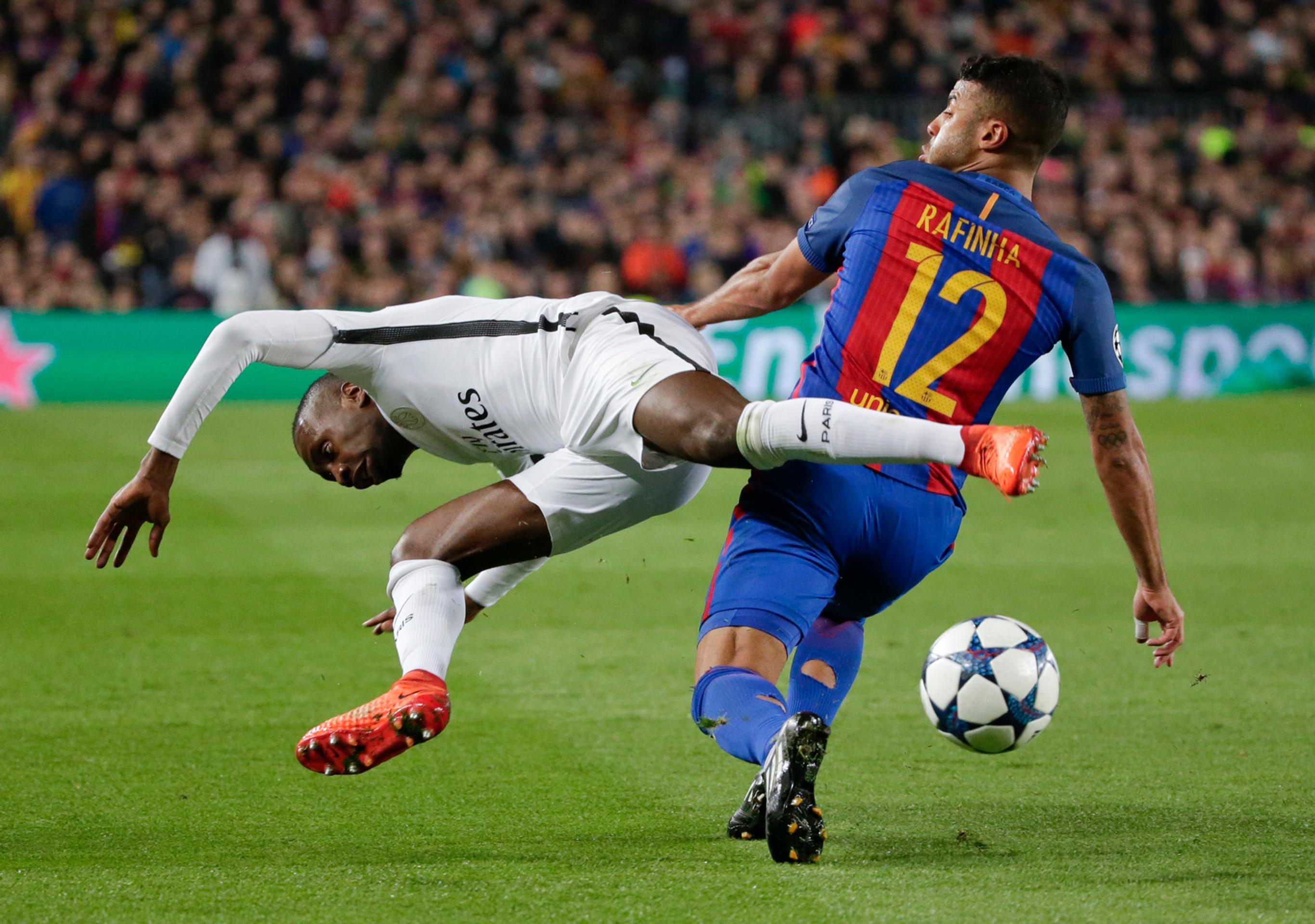 Blaise Matuidi (vľavo) z PSG v drsnom súboji s Rafinhom z Barcelony v odvete osemfinále LM.