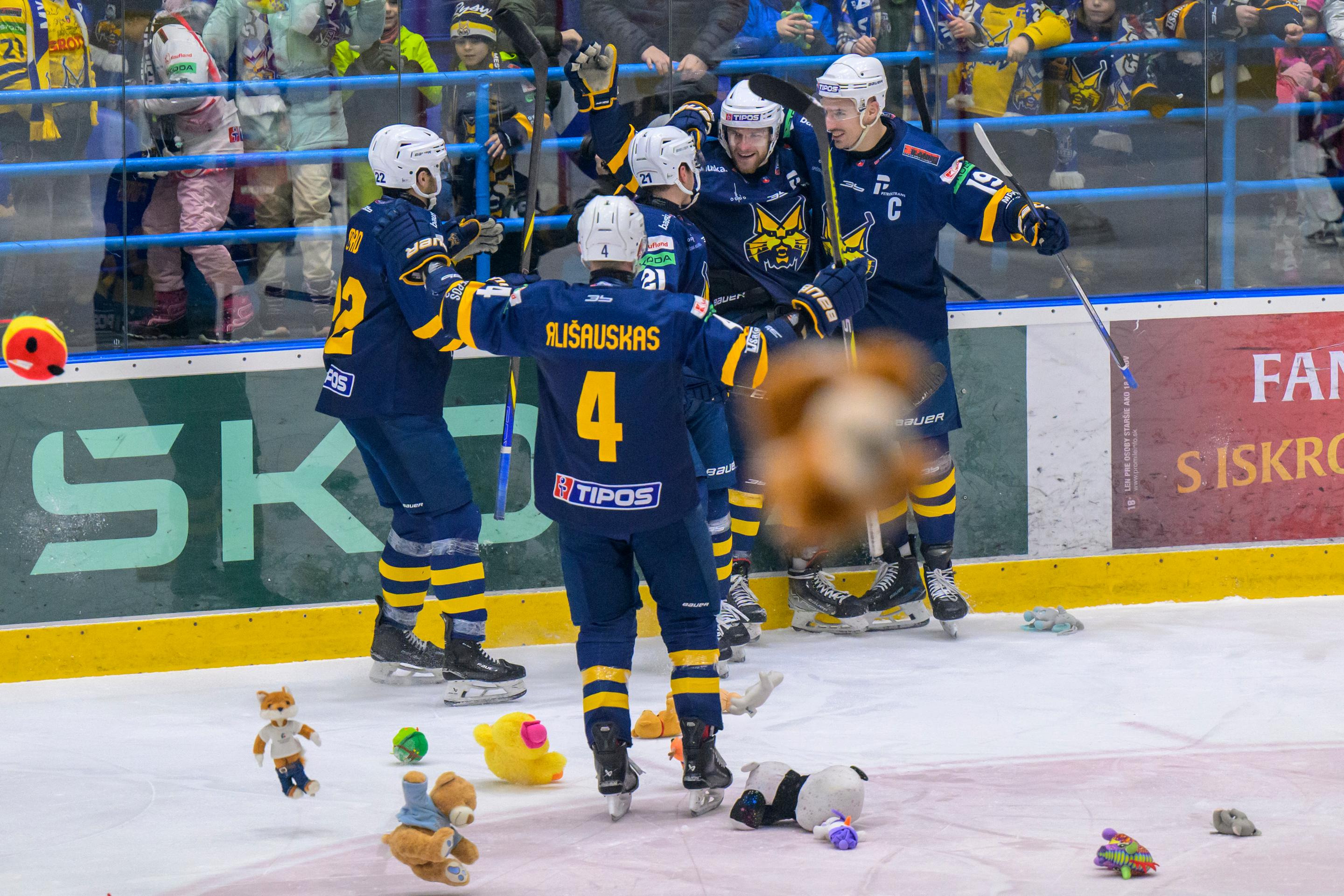 Hokejisti Spišskej Novej Vsi sa tešia z gólu