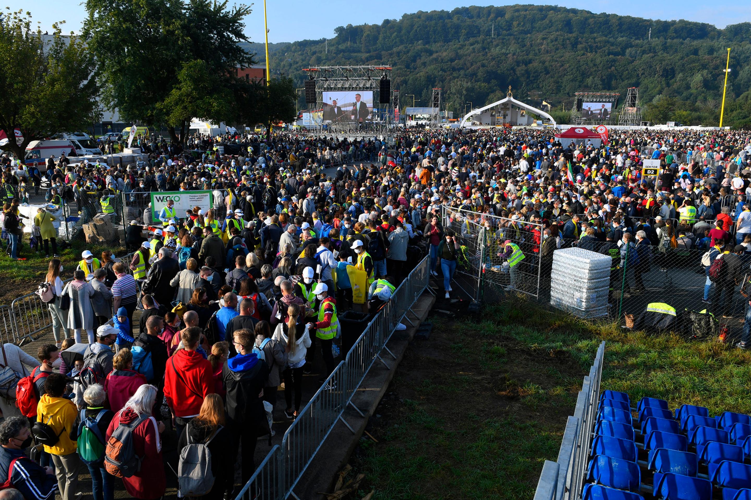 Tisíce ľudí na Božskej liturgii svätého Jána Zlatoústeho