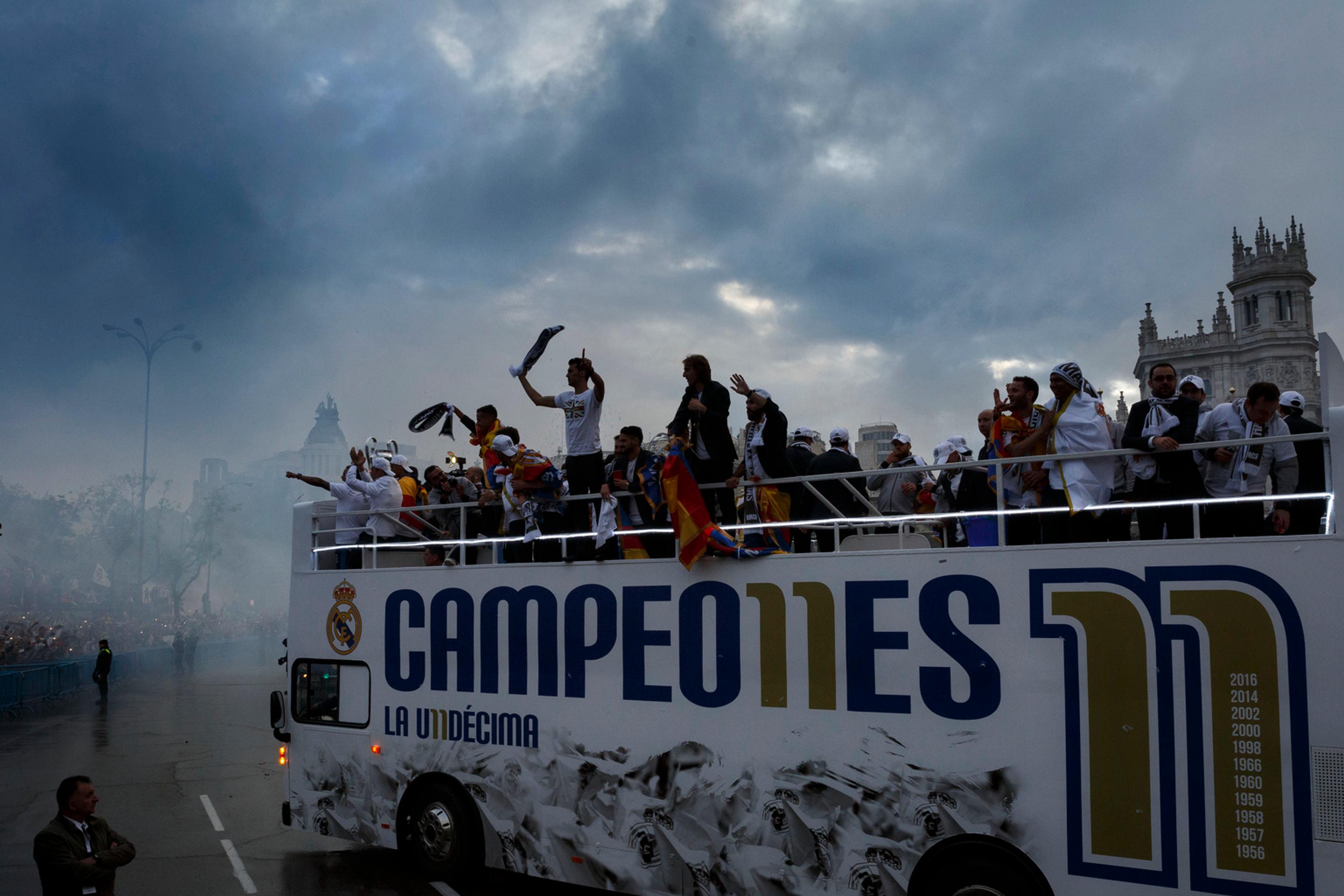 Real Madrid oslavuje víťazstvo Ligy majstrov na madridskom námestí Cibeles.