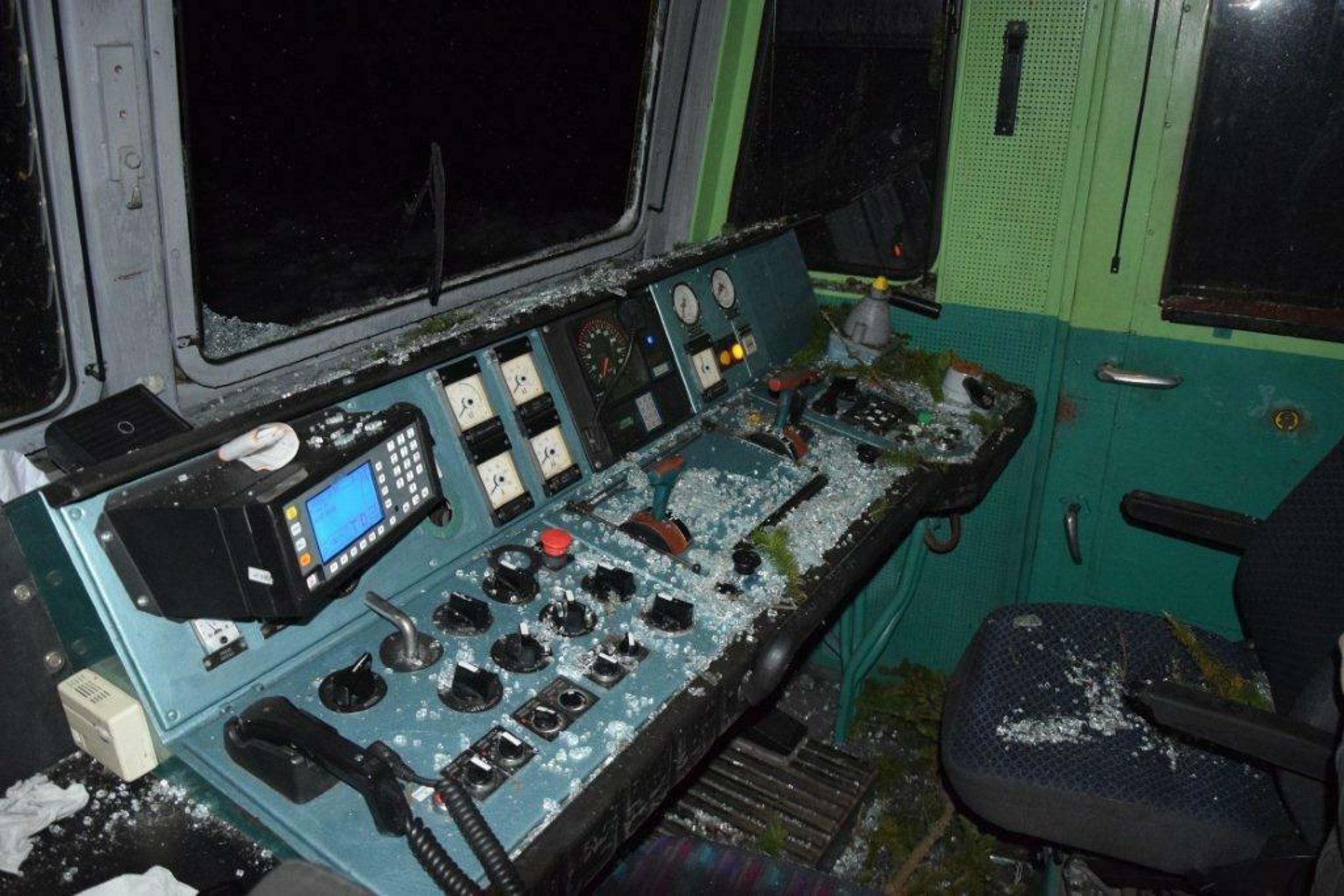 Rozbité čelné sklo na rušni, ktorý narazil do stromu.