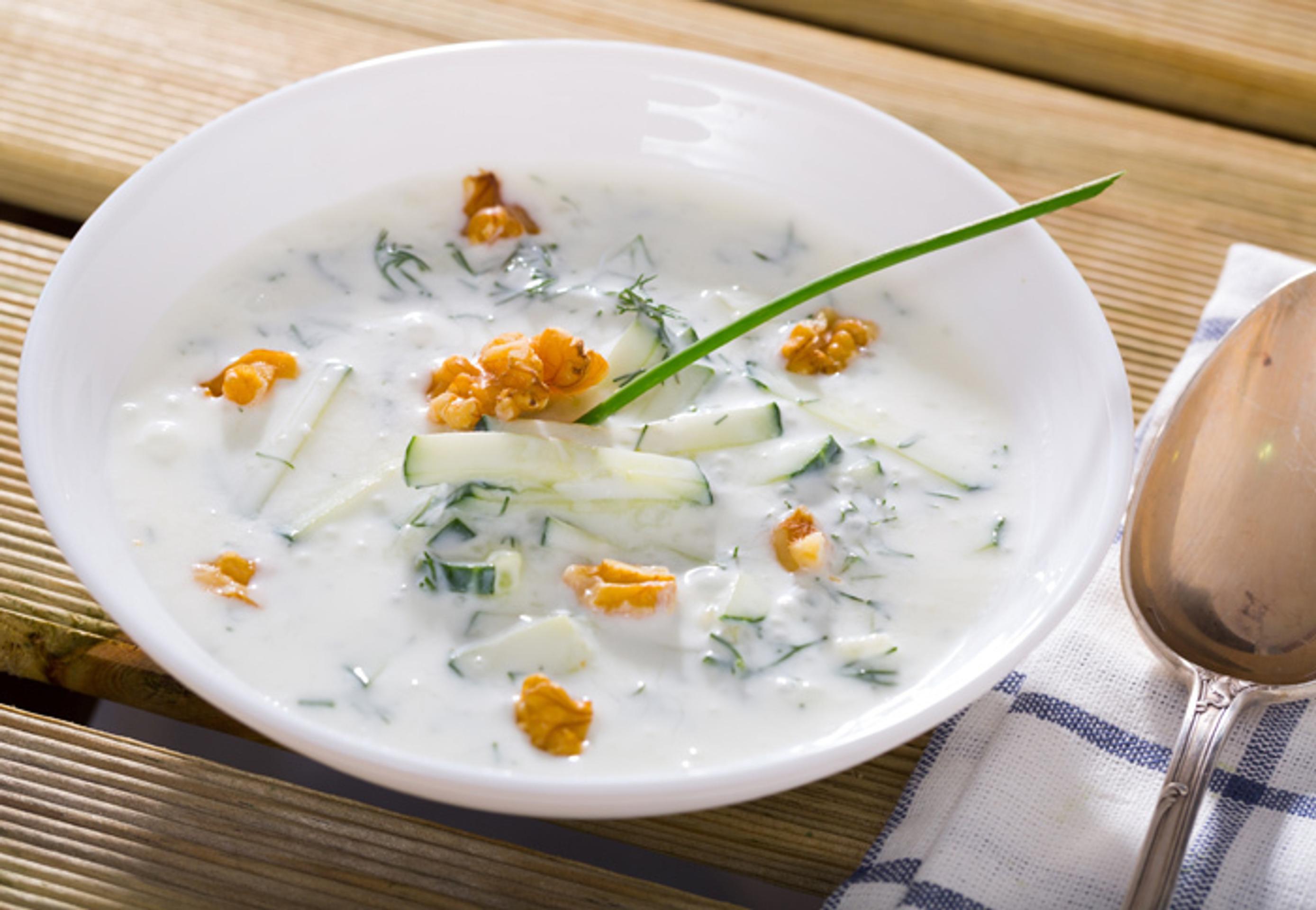 Bulharská studená polievka Tarator.