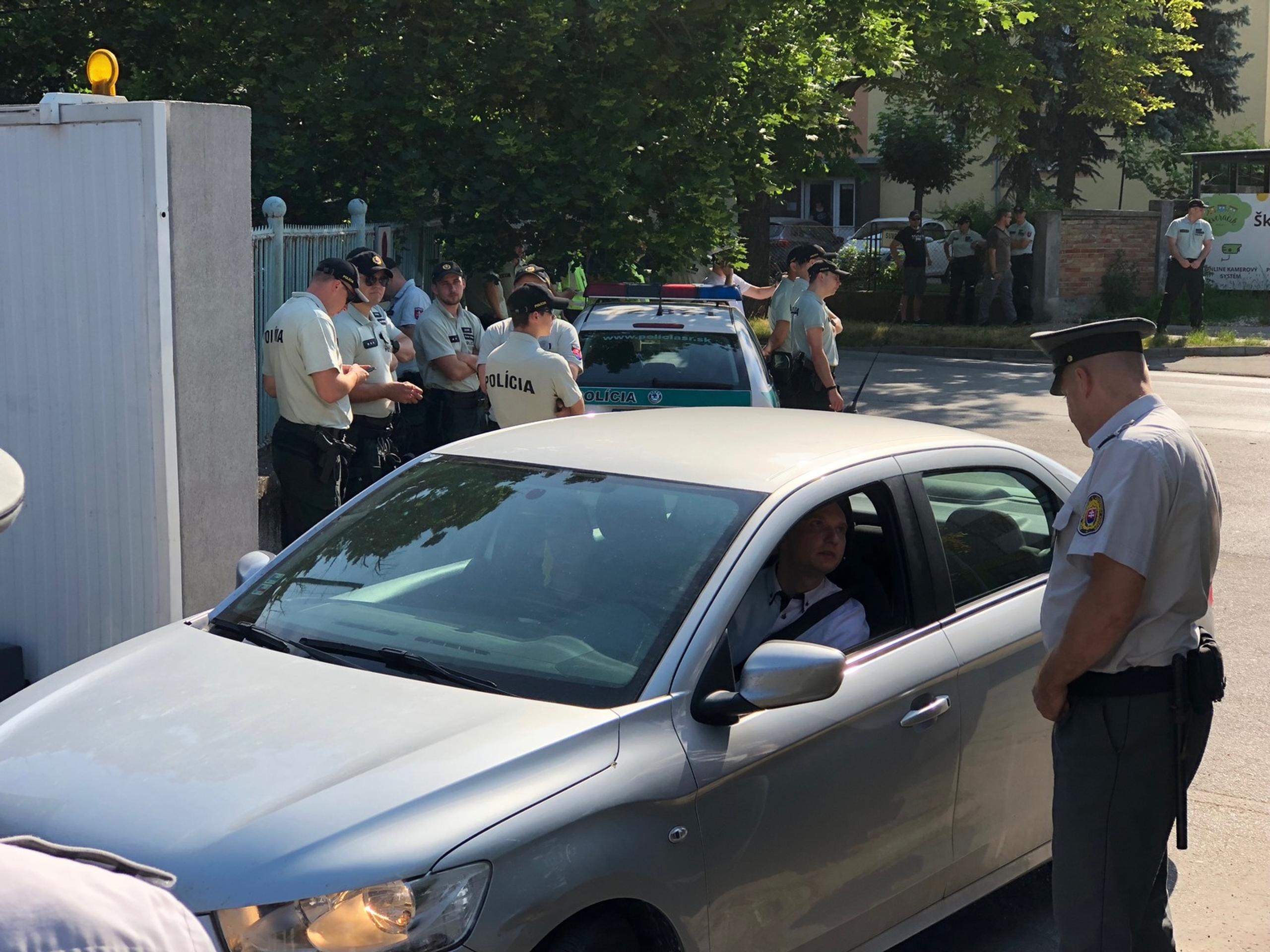 Areál súdu strážia policajti.