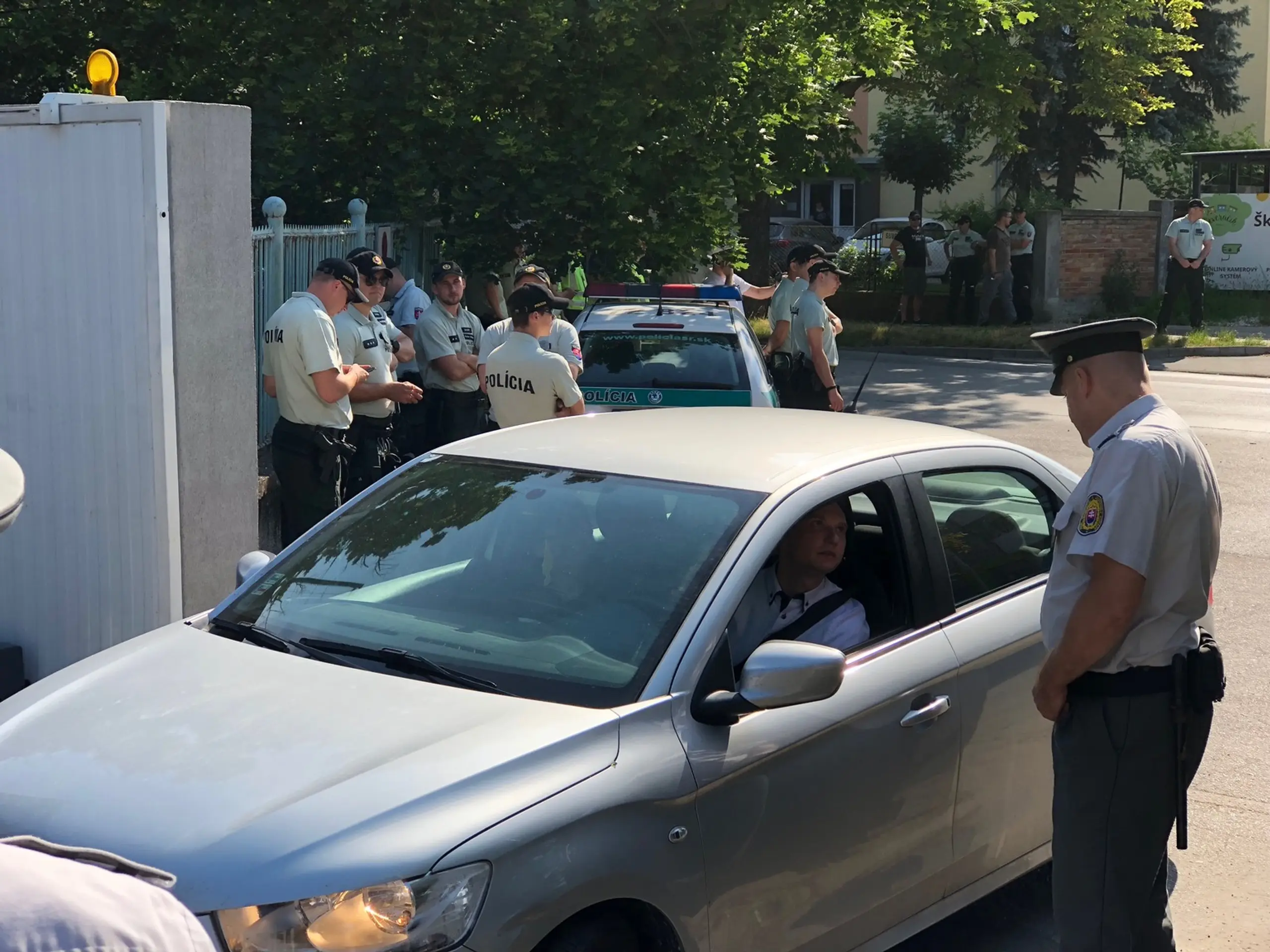 Areál súdu strážia policajti.