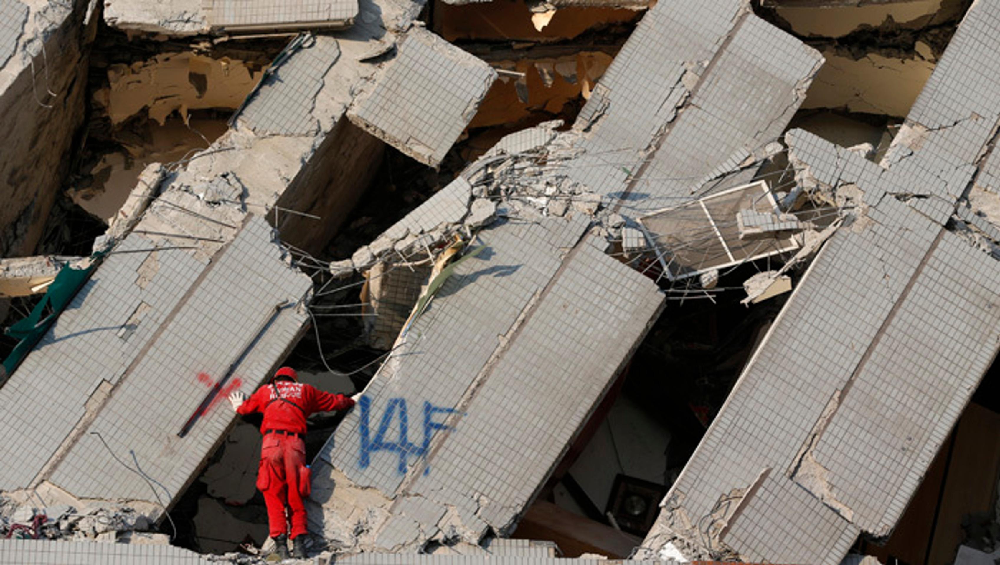 Na najmenej 37 stúpol dnes počet obetí silného sobotňajšieho zemetrasenia na Taiwane.