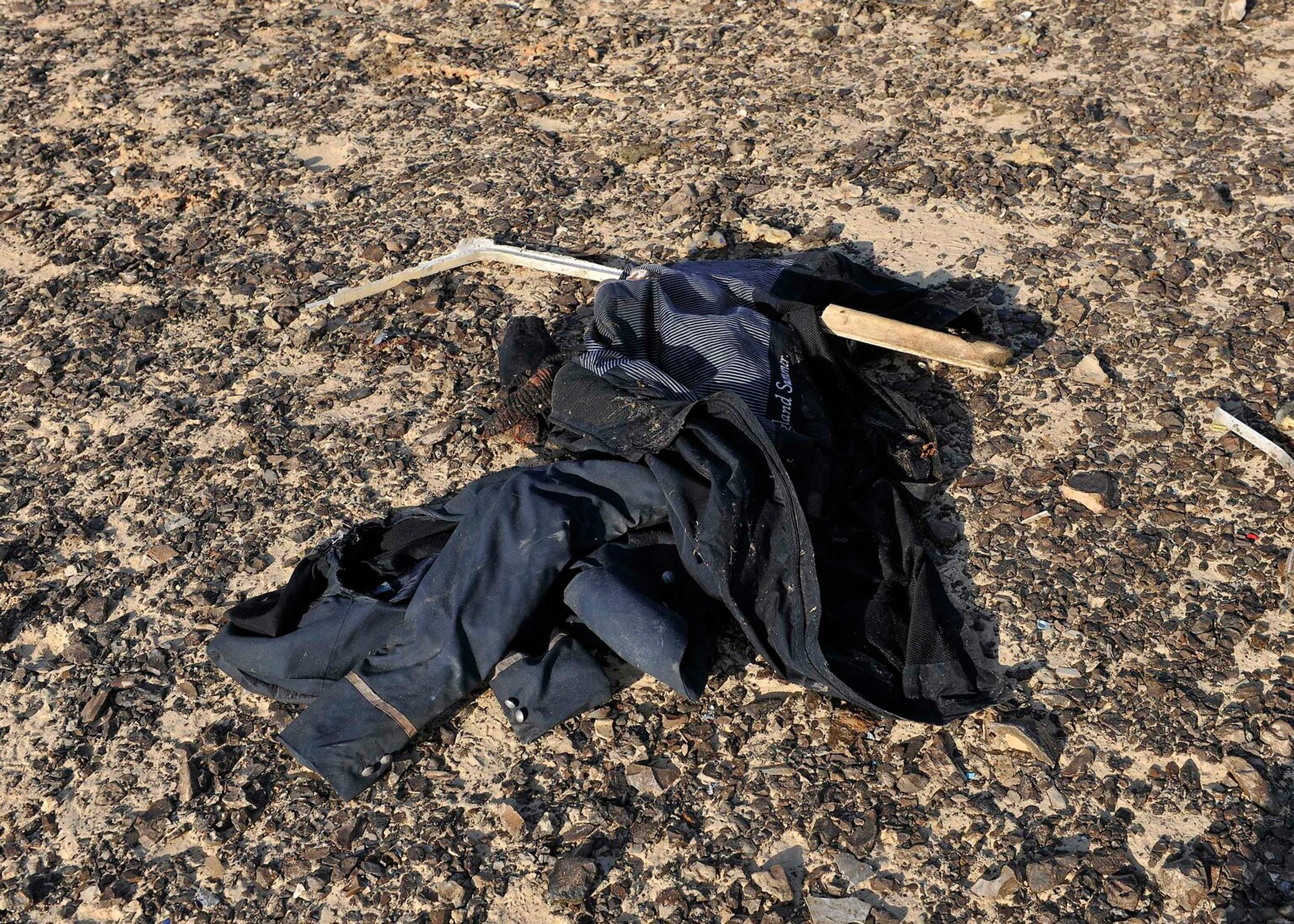 Oblečenie obetí tragédie sú roztrúsené všade naokolo.