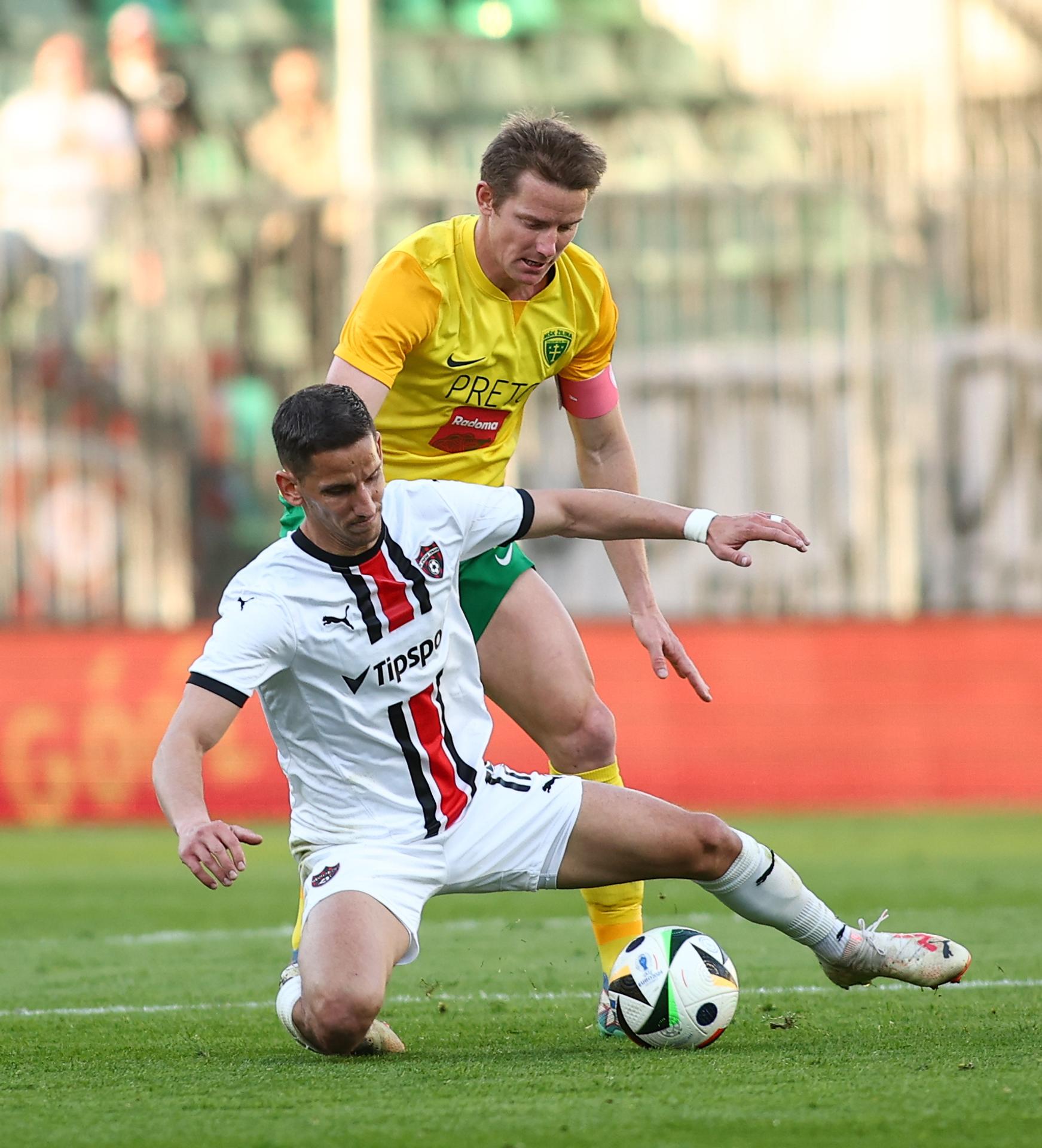 V pozadí Tomáš Hubočan (Žilina) a v popredí Jakub Paur (Trnava) bojujú o loptu v 7. kole nadstavby Niké ligy.