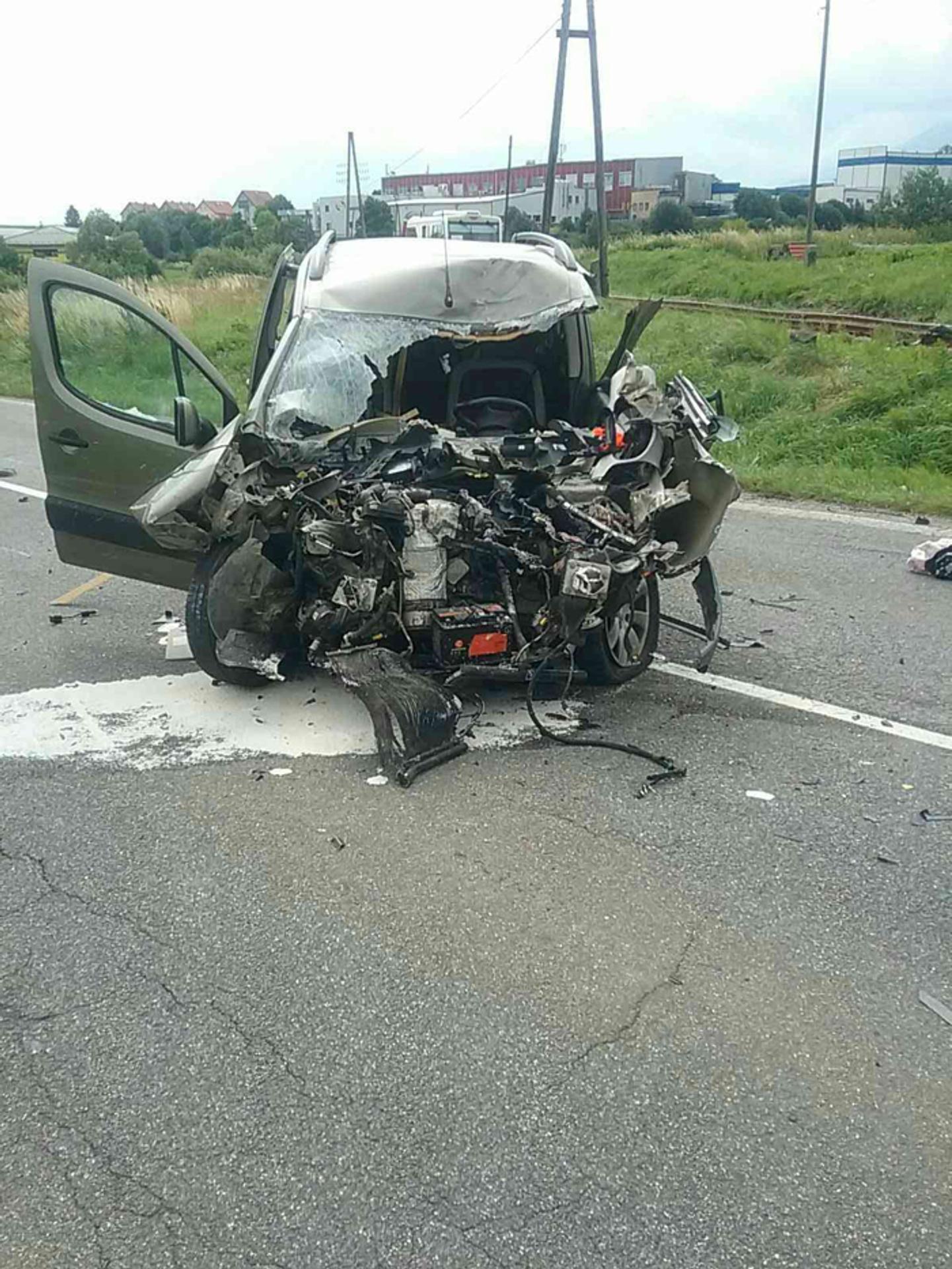 Auto po nehode s vlakom v meste Spišská Belá, časť Strážky