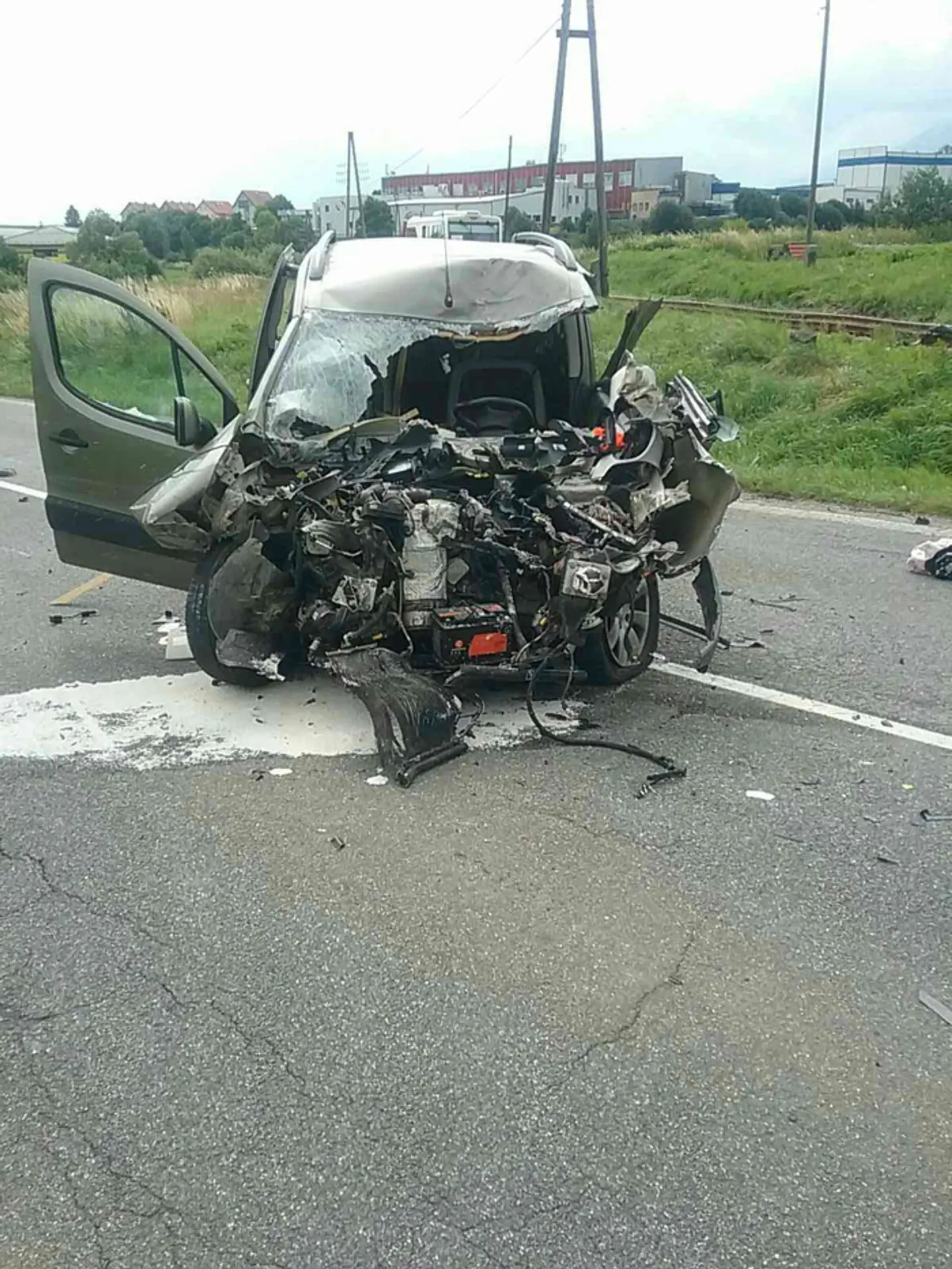 Auto po nehode s vlakom v meste Spišská Belá, časť Strážky