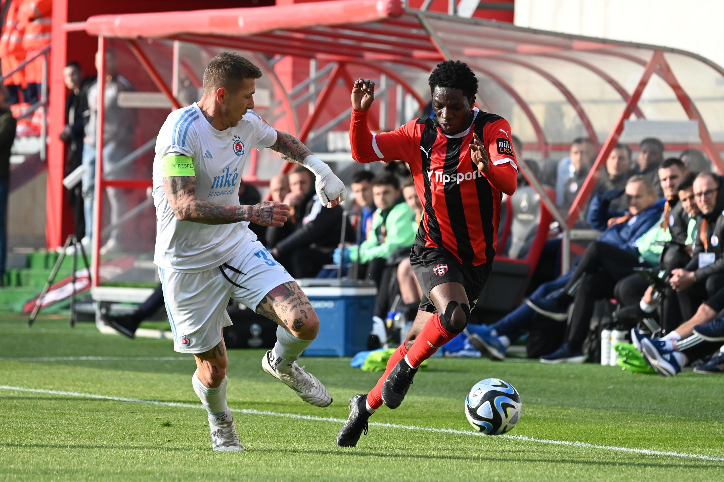 Vpravo hráč Spartaka Kazeem Bolaji a kapitán Slovana Juraj Kucka v 6. kole nadstavbovej časti Niké ligy skupiny o titul.