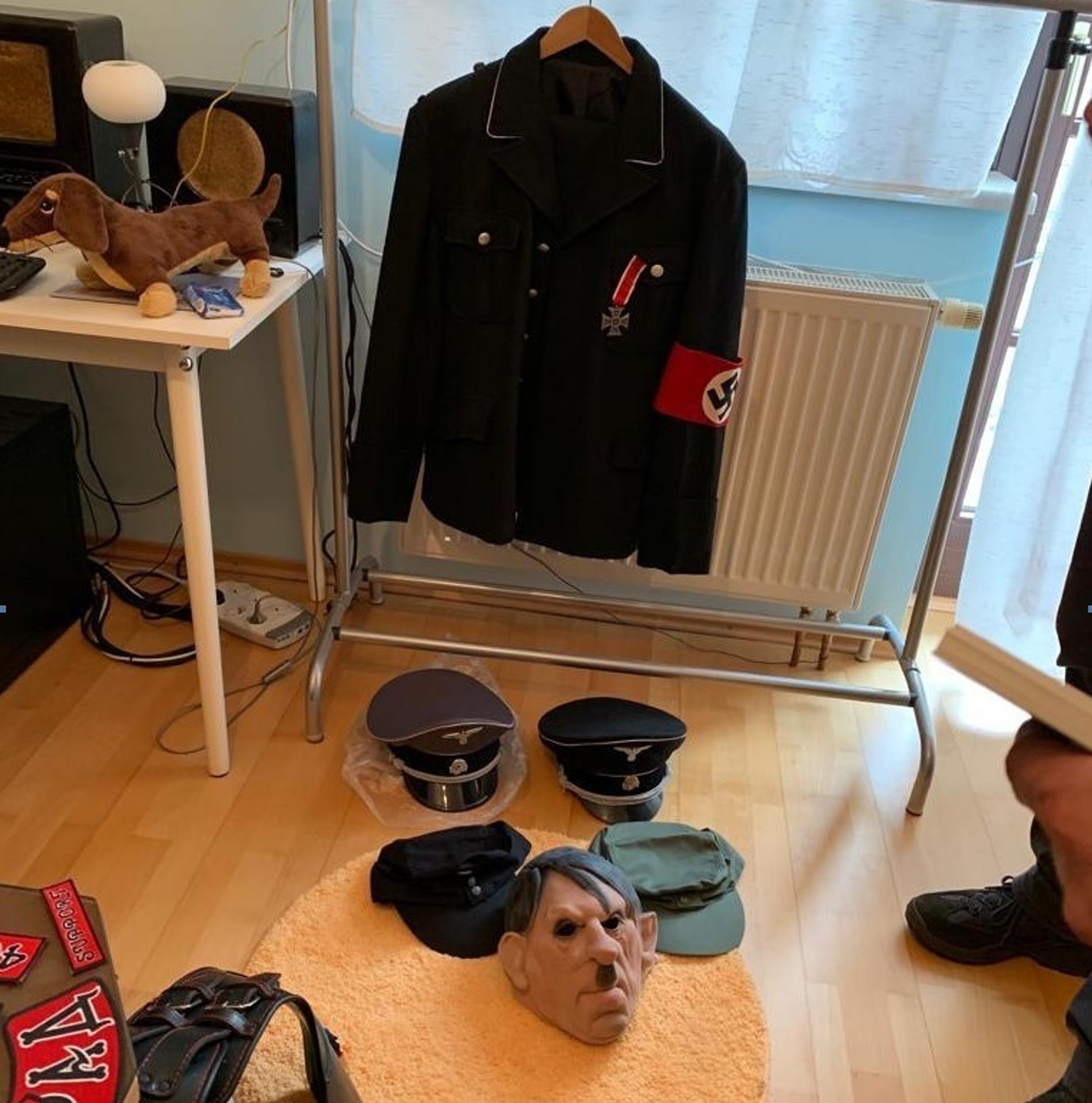 Predmety zaistili policajti.