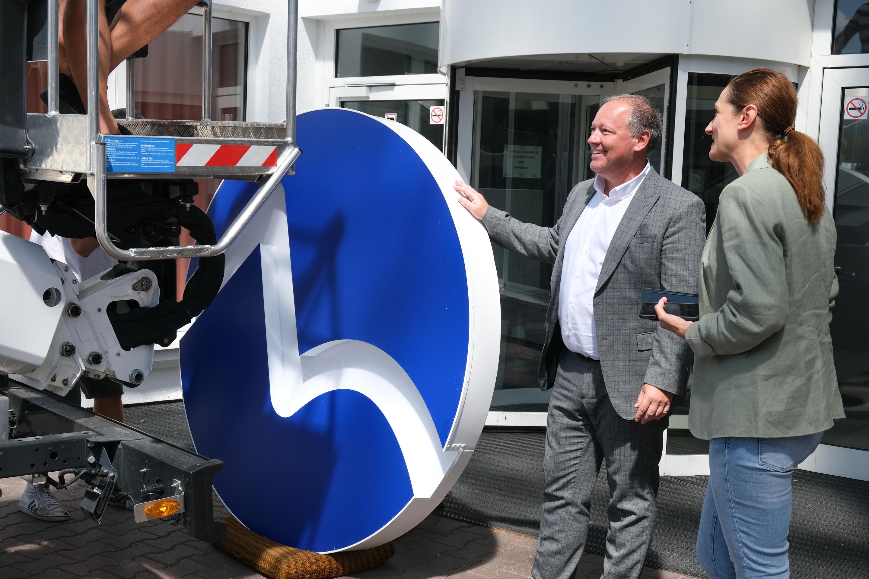 Výmena nového loga na budove TV Markíza.