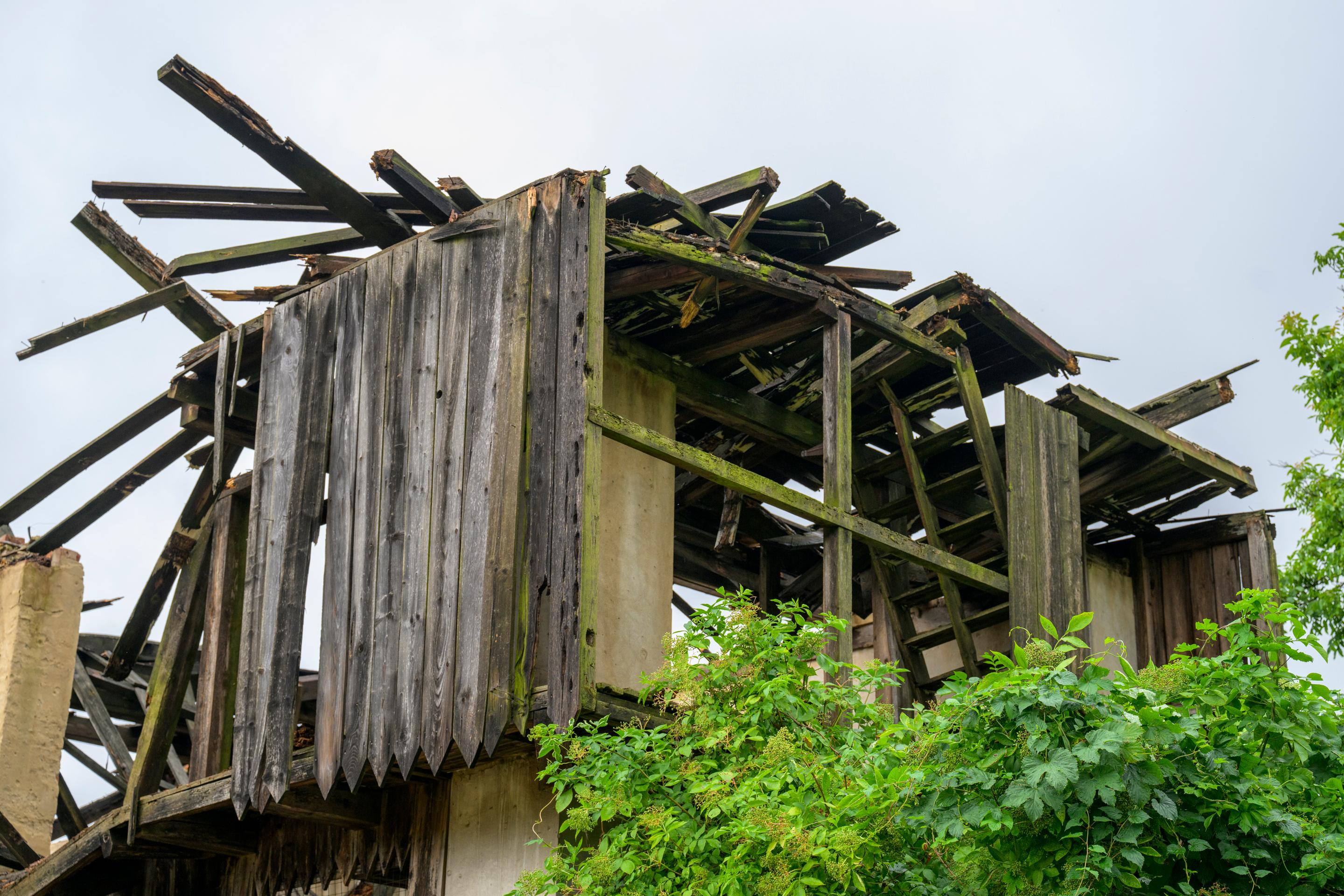 Silný vietor zničil sušiareň liečivých rastlín v Hanušovciach nad Topľou