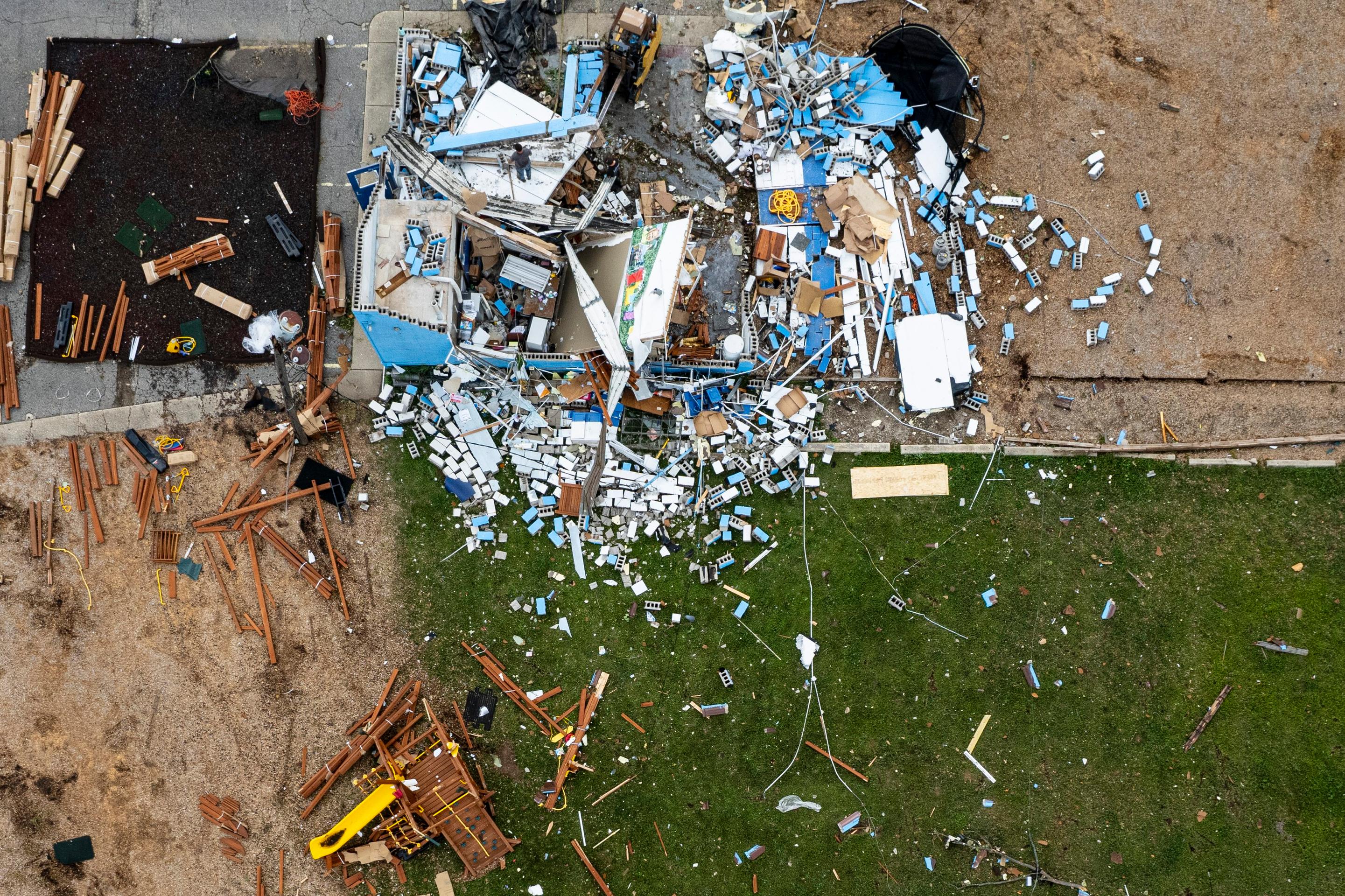 Trosky po vyčíňaní tornáda v Michigane.